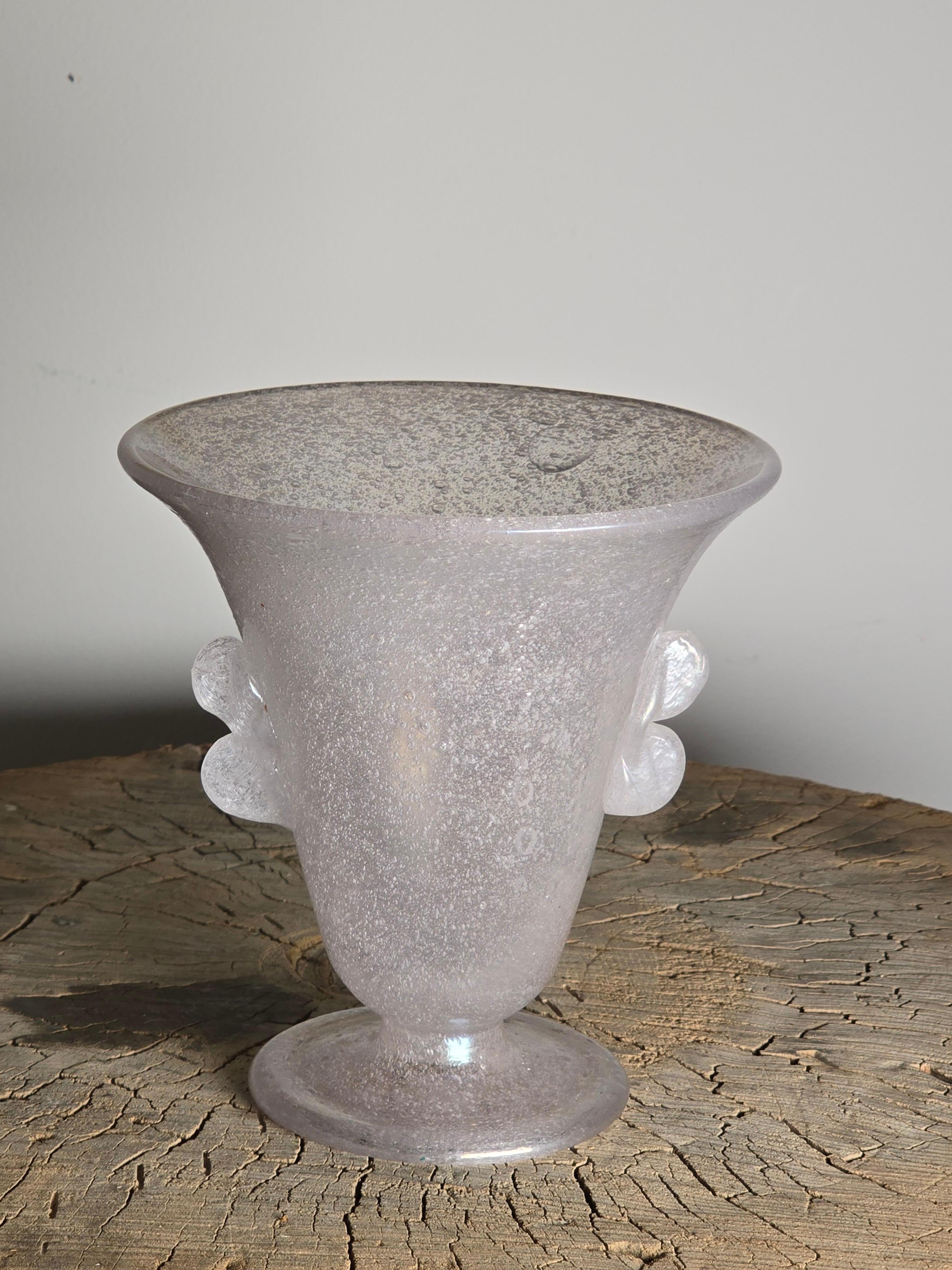 Vaso in vetro pulegoso rosa pallido e quasi bianco realizzato dall'Arte Vetraria Muranese (AVEM) nel 1934 con una meravigliosa finitura iridata che ricorda un antico vetro marino.   Una parte superiore svasata nominata con due piccole maniglie a