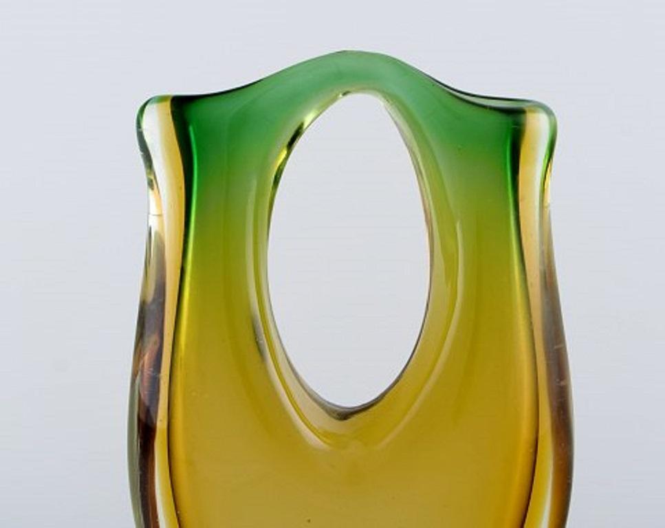 Murano-Vase aus mundgeblasenem Kunstglas. Italienisches Design/One, 1960er Jahre.
Maße: 22 x 12 cm.
In perfektem Zustand.