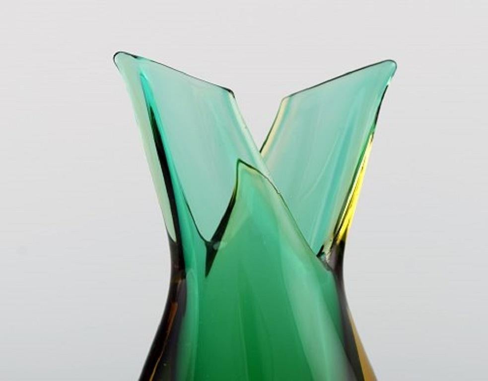 Murano vase in mouth blown art glass. Italian design, 1960s.
Measures: 18 x 9 cm.
In perfect condition.
Sticker.