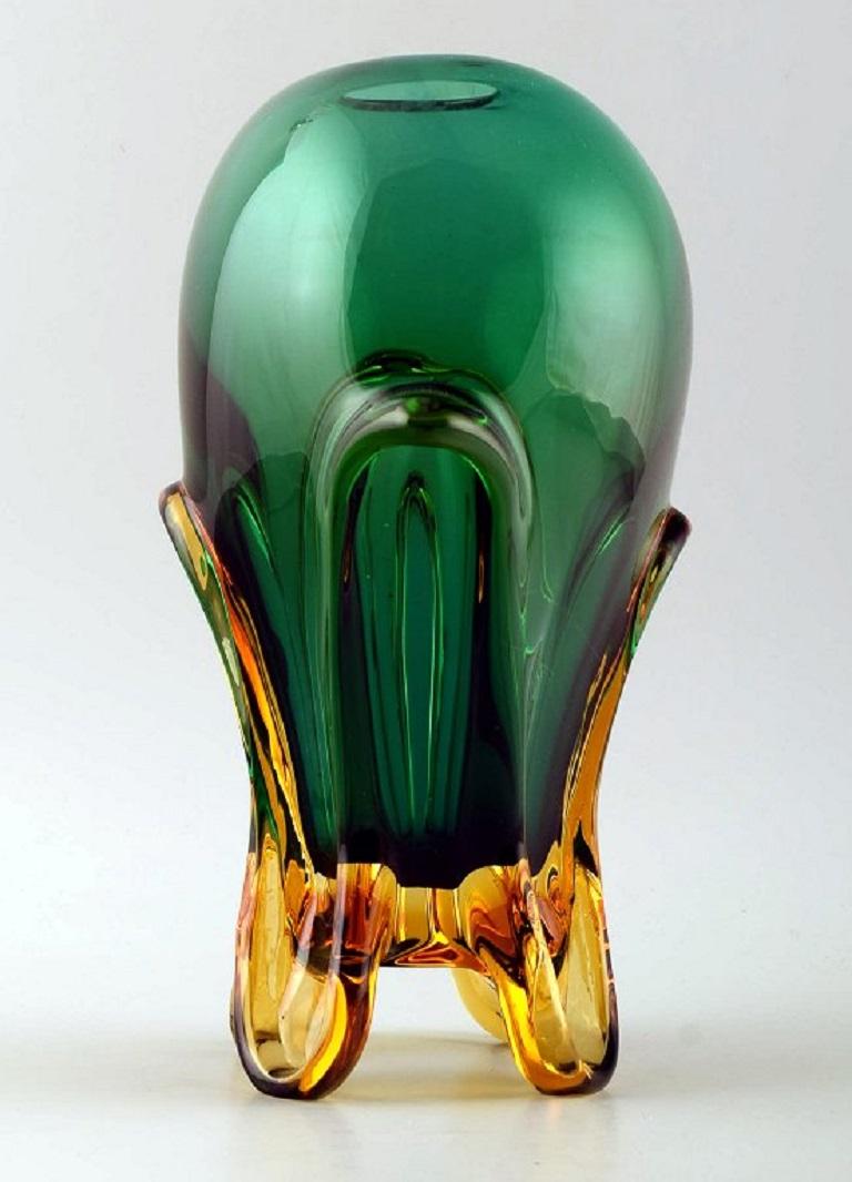 Murano-Vase aus mundgeblasenem Kunstglas. Italienisches Design/One, 1960er Jahre.
Abmessung: H 28,0 x T 24,0 cm.
In ausgezeichnetem Zustand.
Aufkleber.