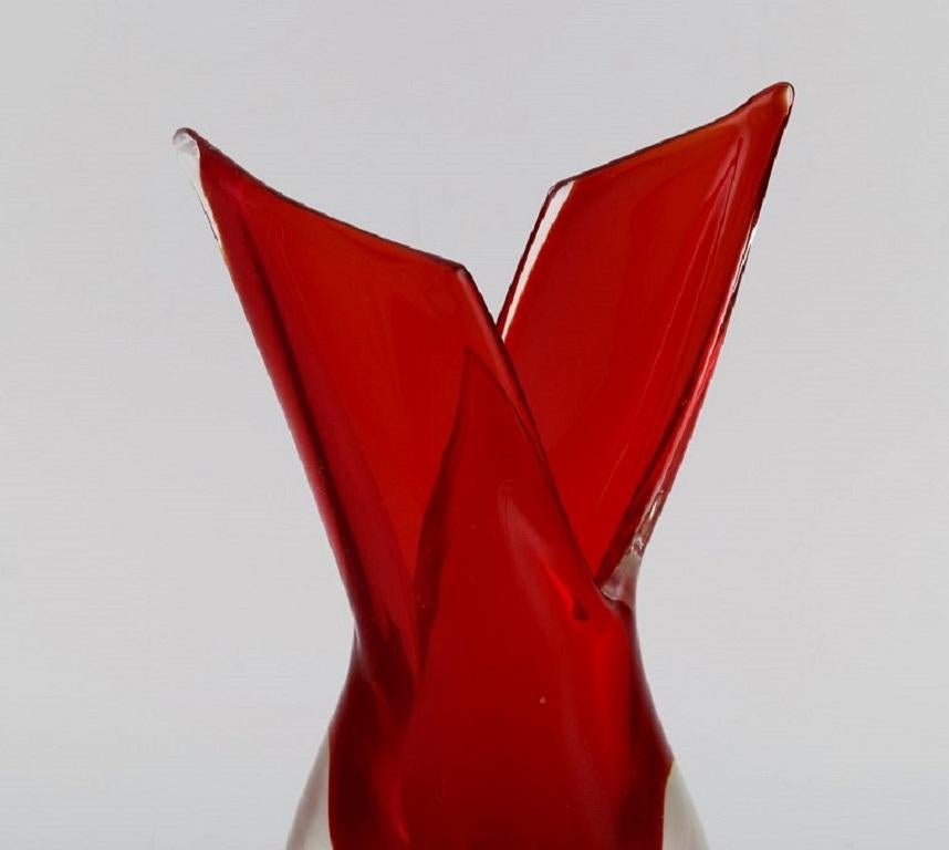 Mid-Century Modern Murano vase in red and clear mouth-blown art glass. Italian design, 1960s. For Sale