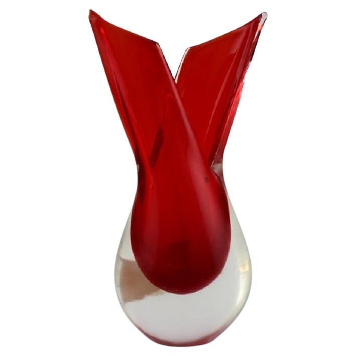 Vase de Murano en verre d'art rouge et transparent soufflé à la bouche. Design italien, années 1960.