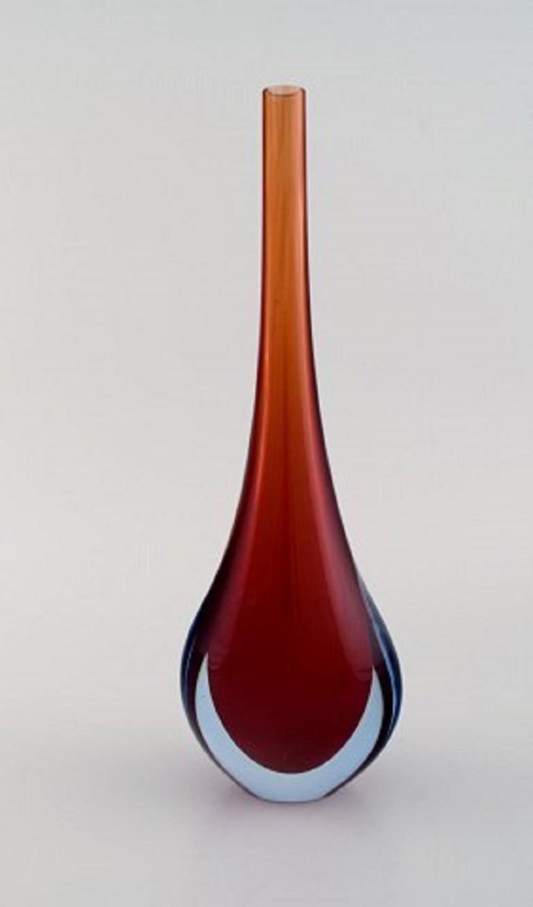 Vase aus Murano aus rötlichem und klarem mundgeblasenem Kunstglas. Italienisches Design, 1960er-1970er Jahre.
Maße: 29 x 9,5 cm.
In ausgezeichnetem Zustand.