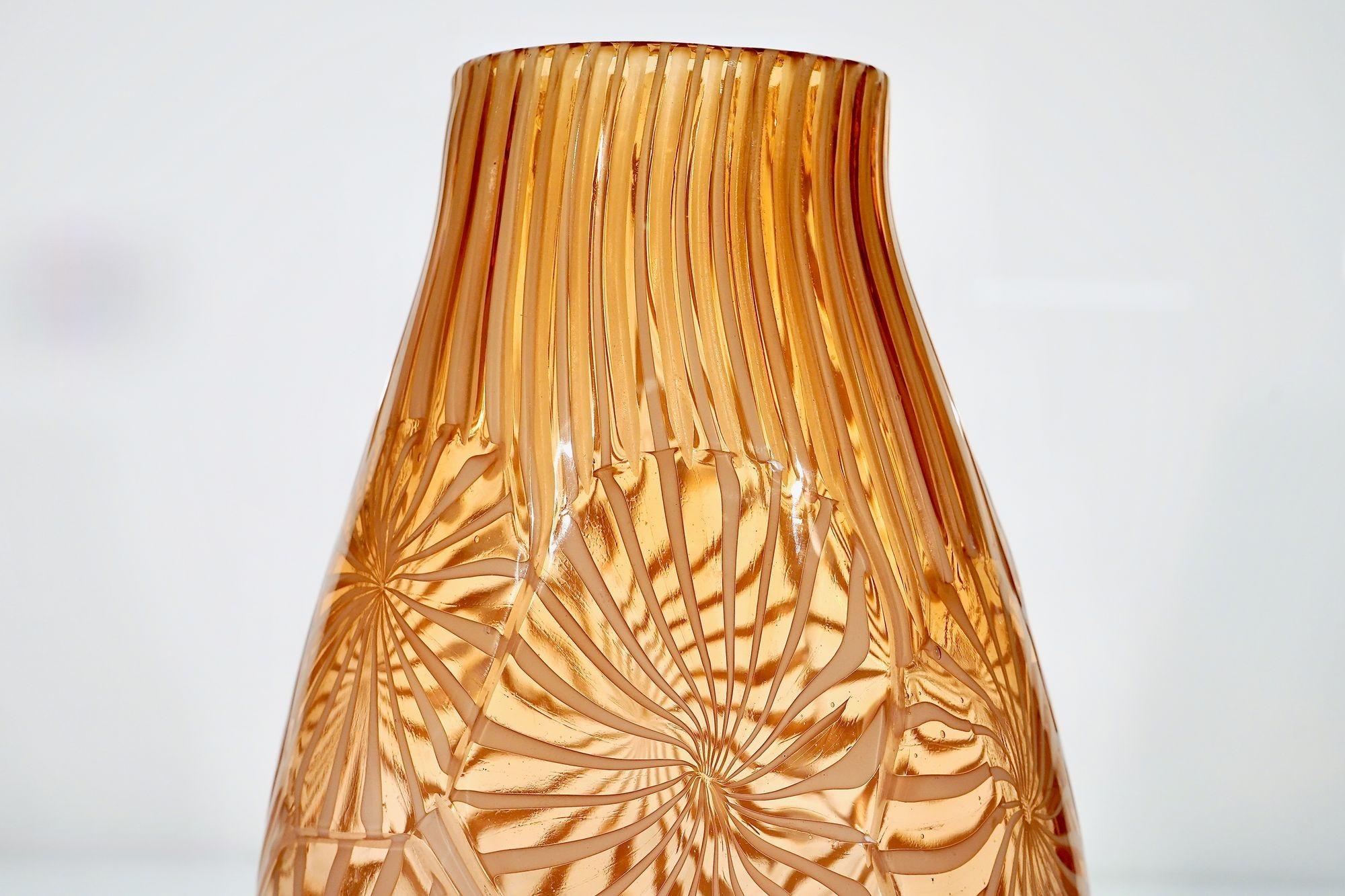 Murano Vase in the Stellato, Filigrana and Battuto Technique, Rose and white. For Sale 3