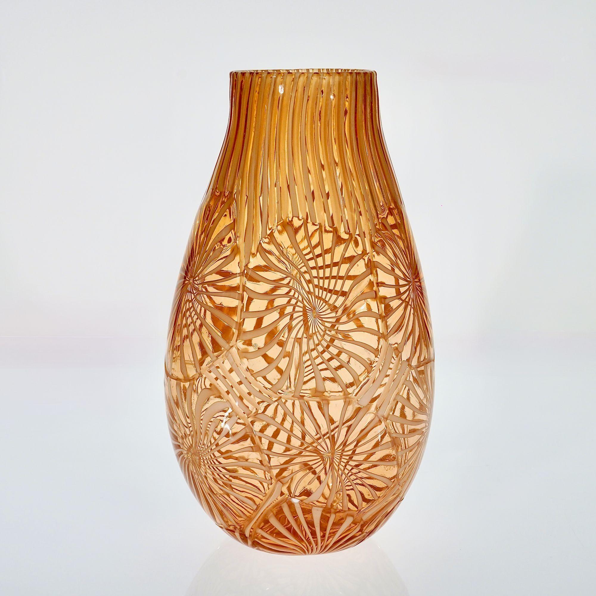 Murano Vase in the Stellato, Filigrana and Battuto Technique, Rose and white. For Sale 5