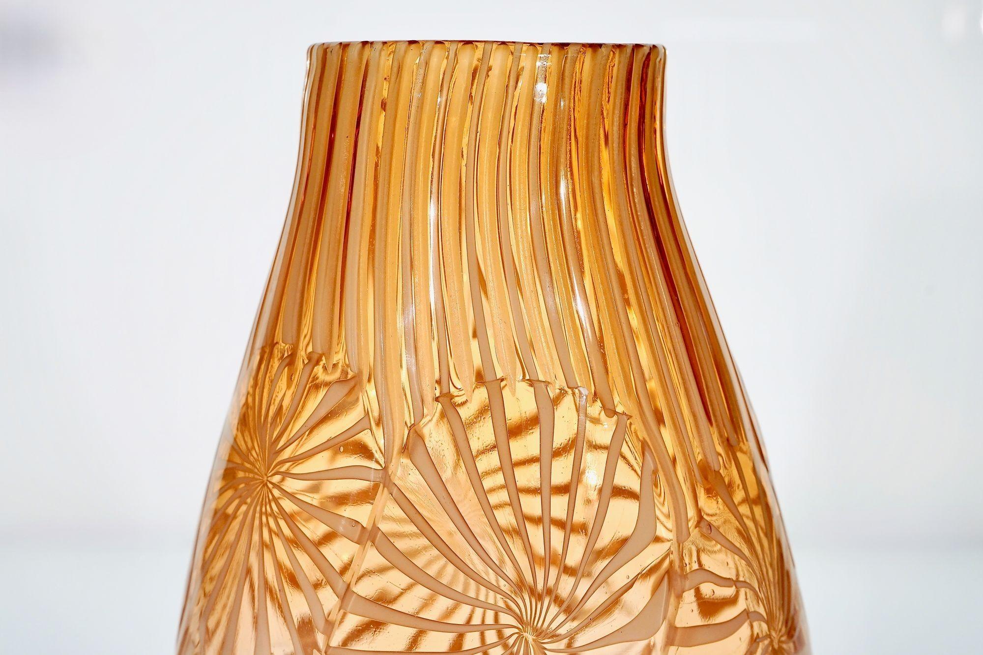 Murano Vase in the Stellato, Filigrana and Battuto Technique, Rose and white. For Sale 6
