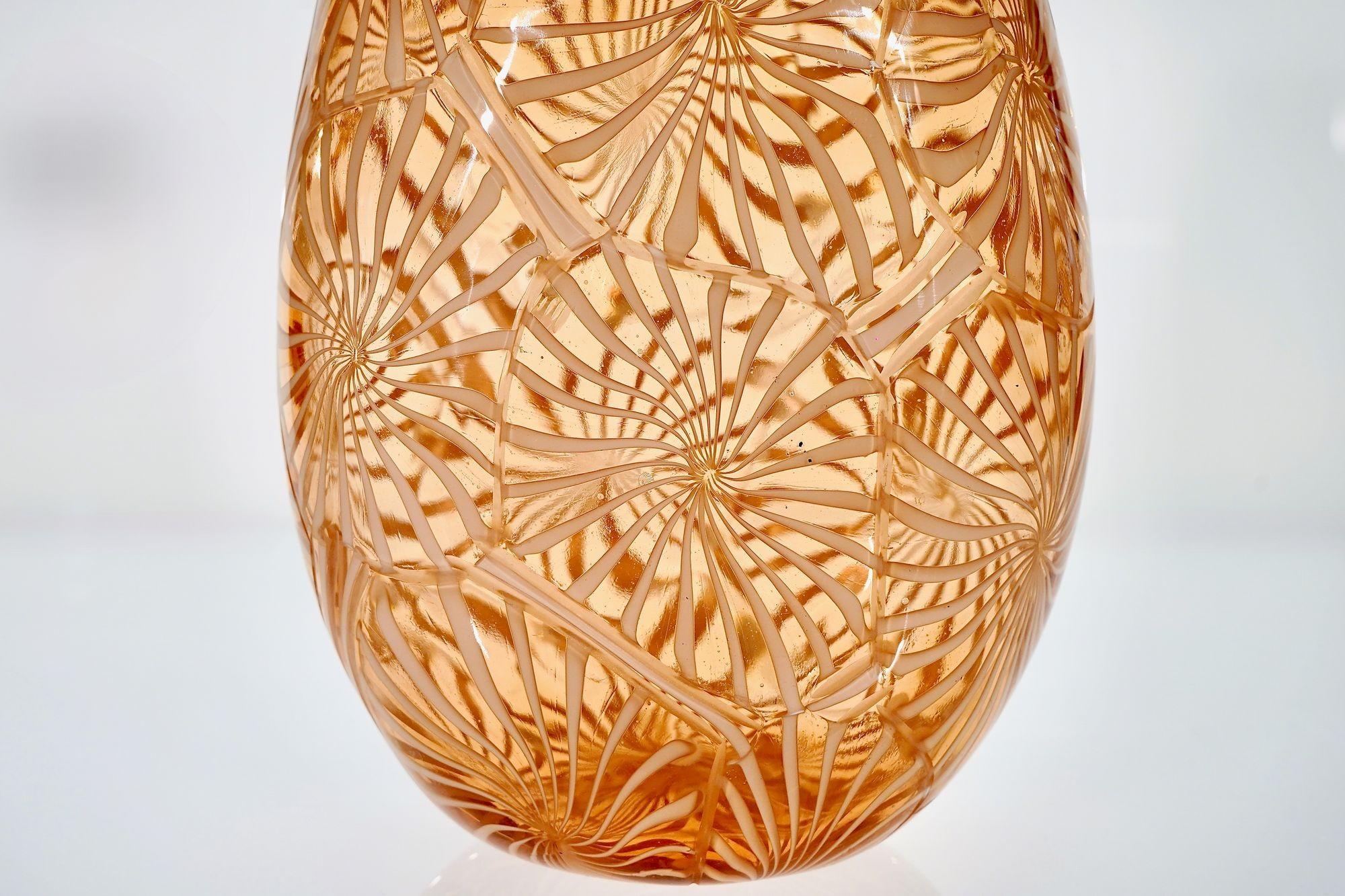 Murano Vase in the Stellato, Filigrana and Battuto Technique, Rose and white. For Sale 7