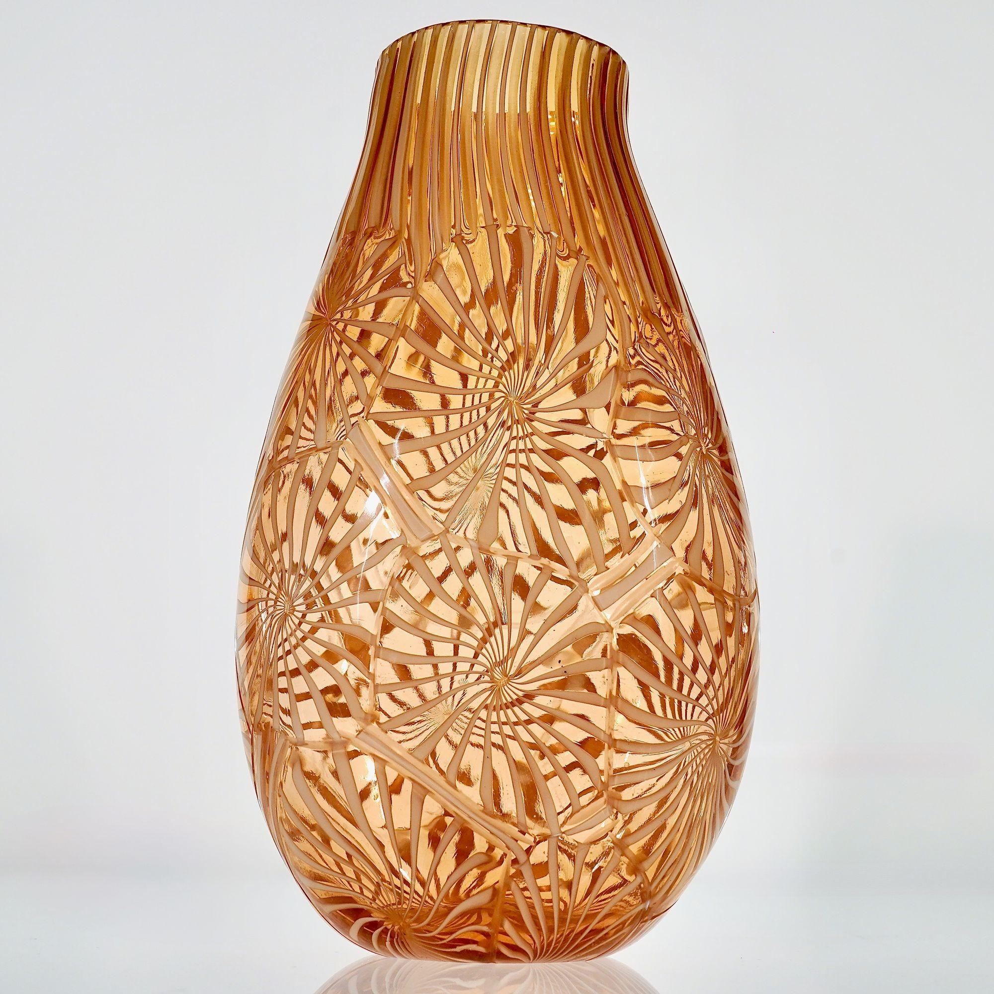 Murano Vase in the Stellato, Filigrana and Battuto Technique, Rose and white. For Sale 8