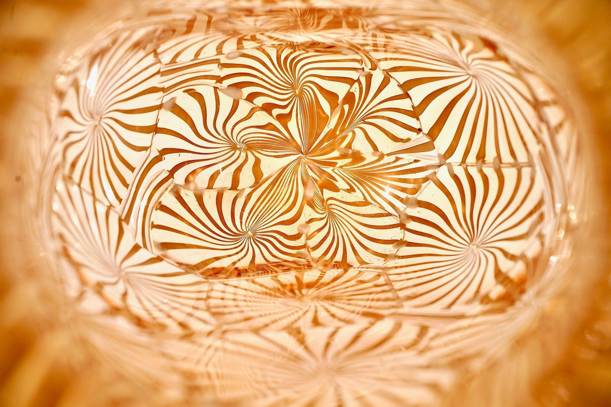 Murano Vase in the Stellato, Filigrana and Battuto Technique, Rose and white. For Sale 9