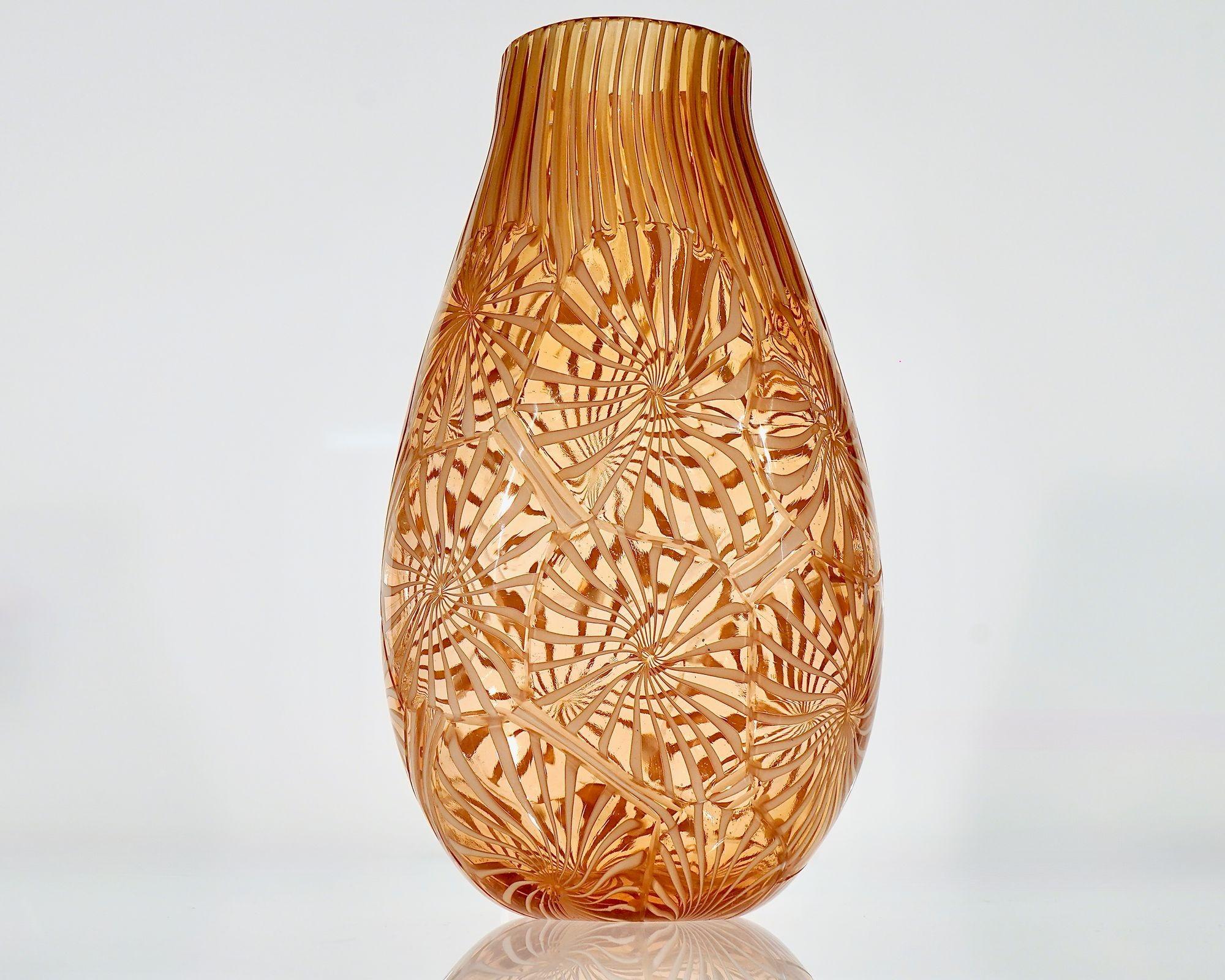 Murano Vase in the Stellato, Filigrana and Battuto Technique, Rose and white. For Sale 10