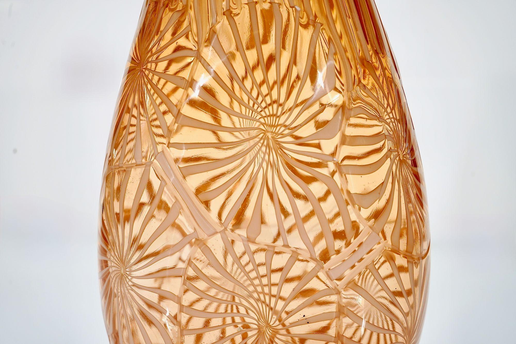 Murano Vase in the Stellato, Filigrana and Battuto Technique, Rose and white. For Sale 11