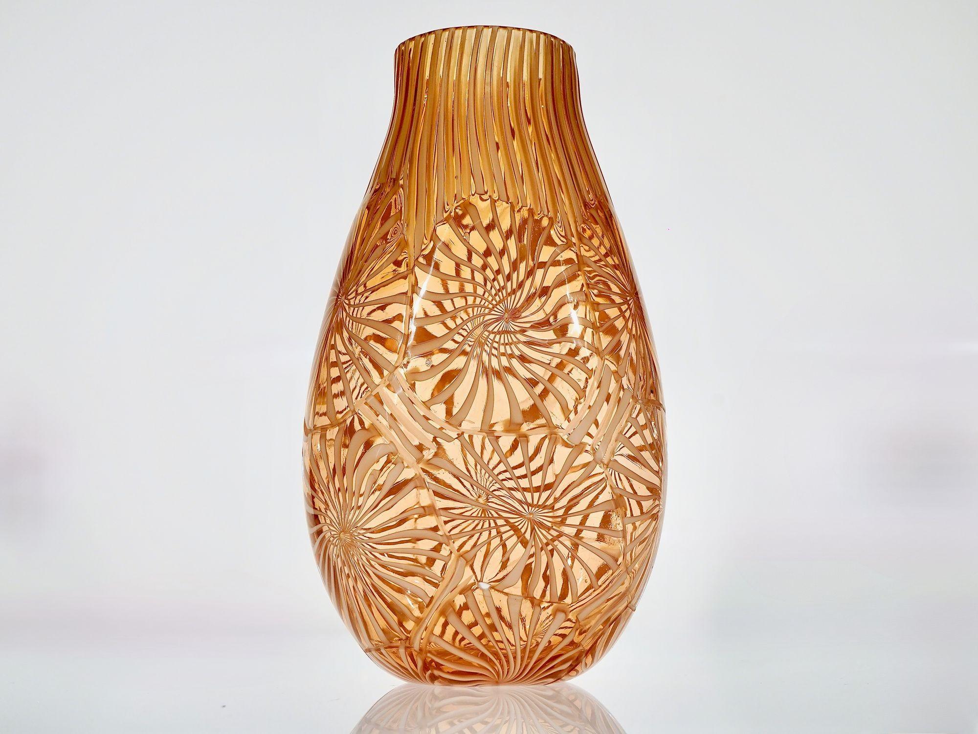Murano Vase in the Stellato, Filigrana and Battuto Technique, Rose and white. For Sale 12