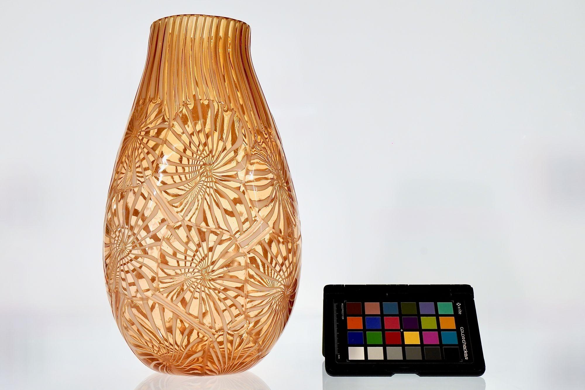 Murano Vase in the Stellato, Filigrana and Battuto Technique, Rose and white. For Sale 13