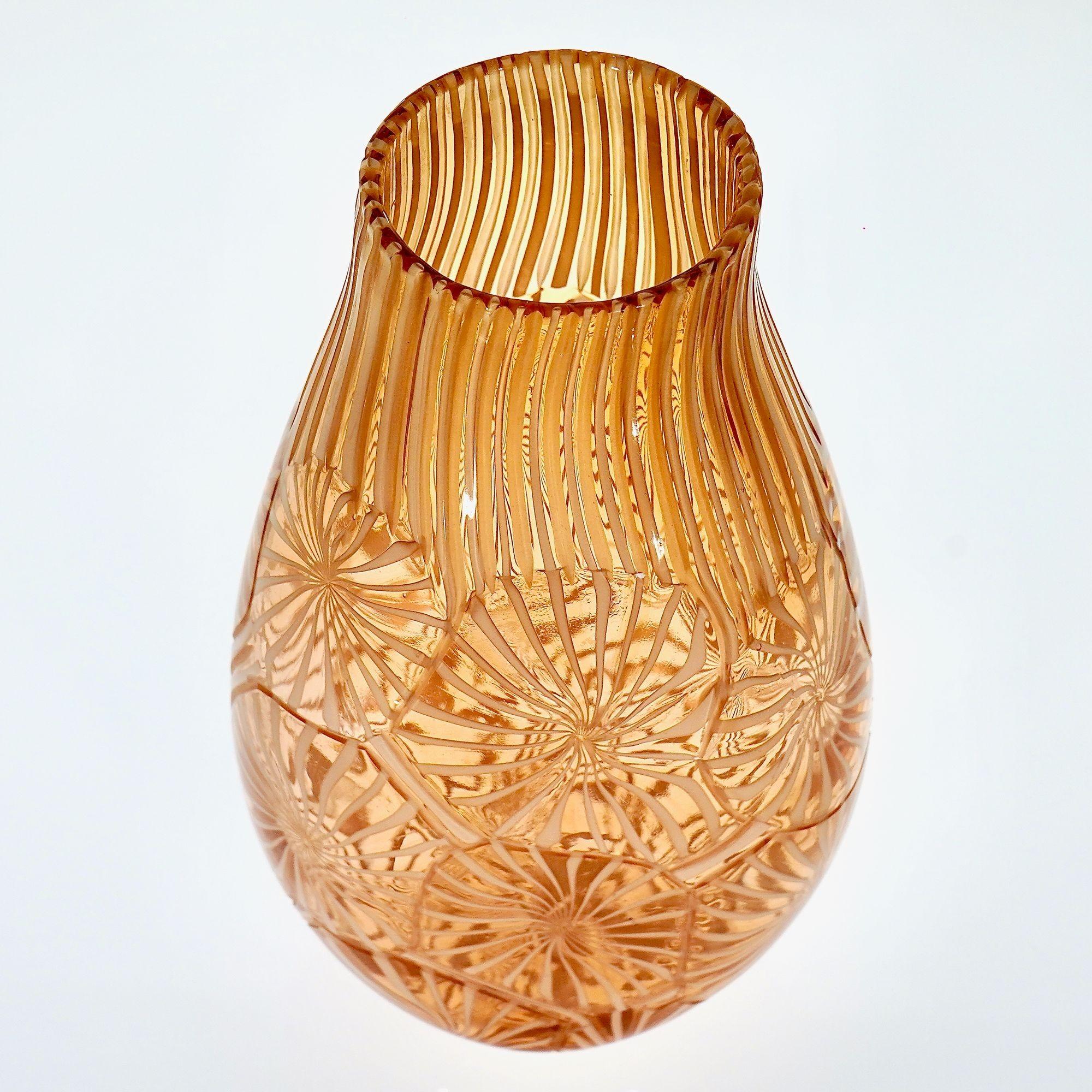 Mid-Century Modern Murano Vase in the Stellato, Filigrana and Battuto Technique, Rose and white. For Sale