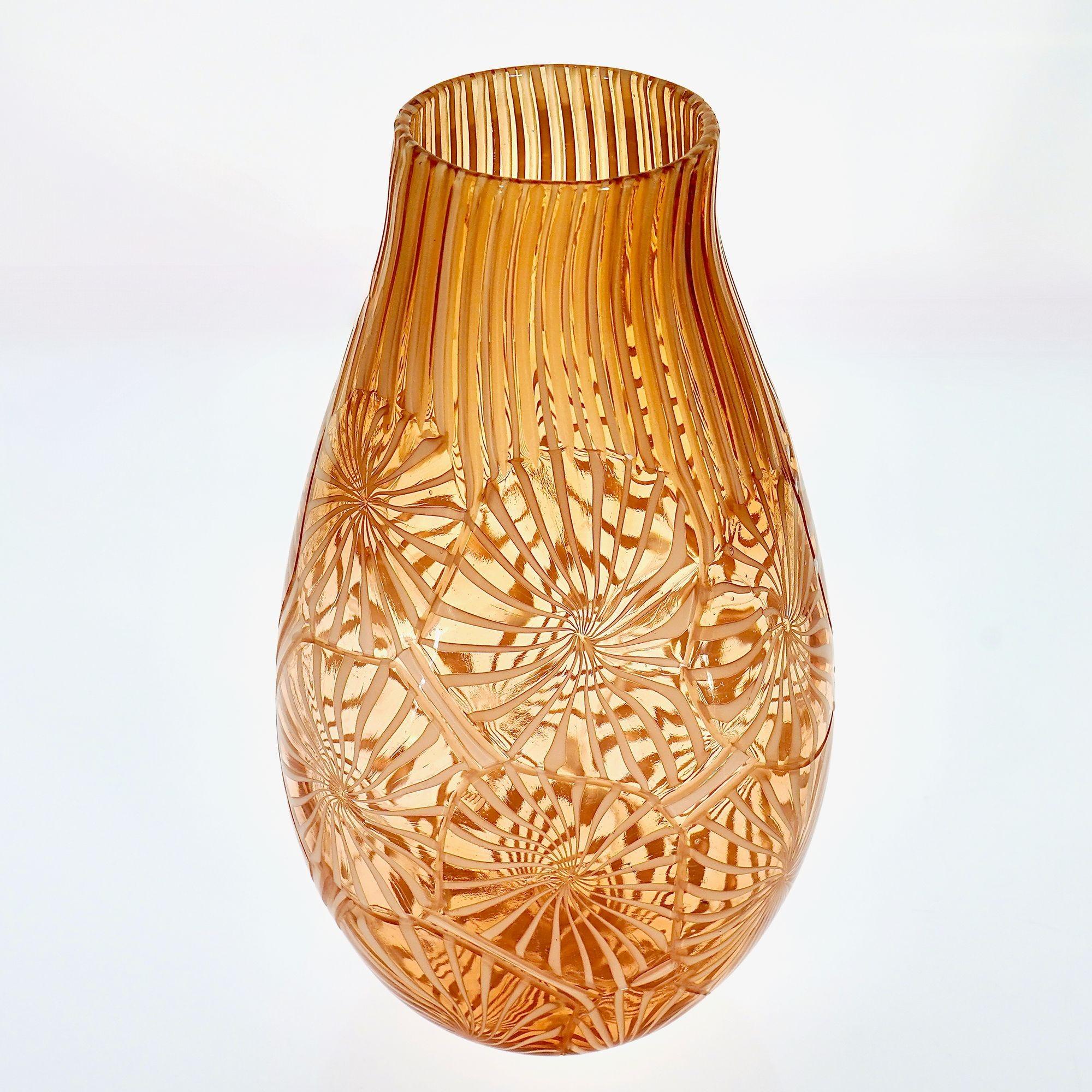 Murano Vase in the Stellato, Filigrana and Battuto Technique, Rose and white. In Excellent Condition For Sale In Tavarnelle val di Pesa, Florence