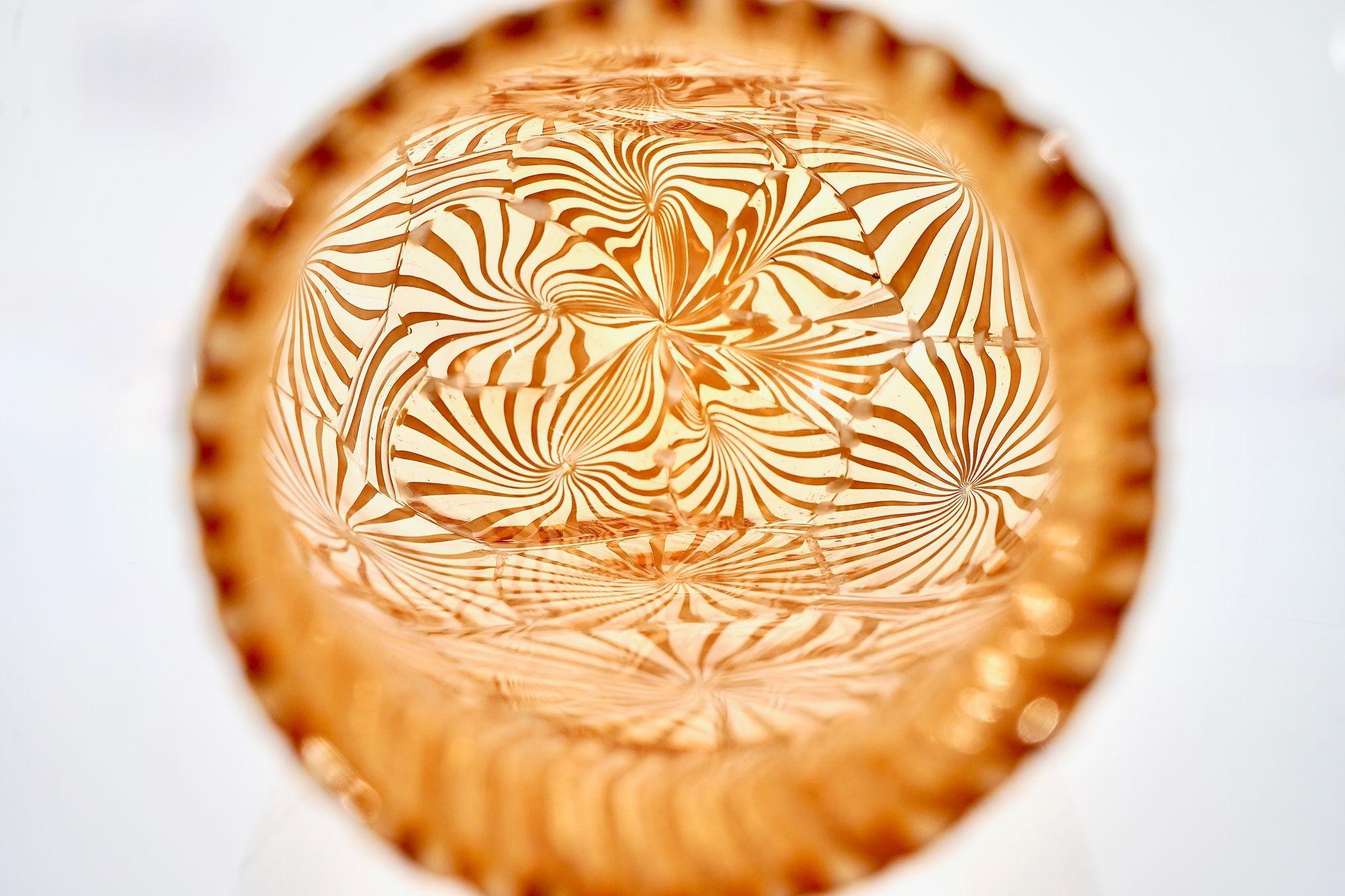 Late 20th Century Murano Vase in the Stellato, Filigrana and Battuto Technique, Rose and white. For Sale