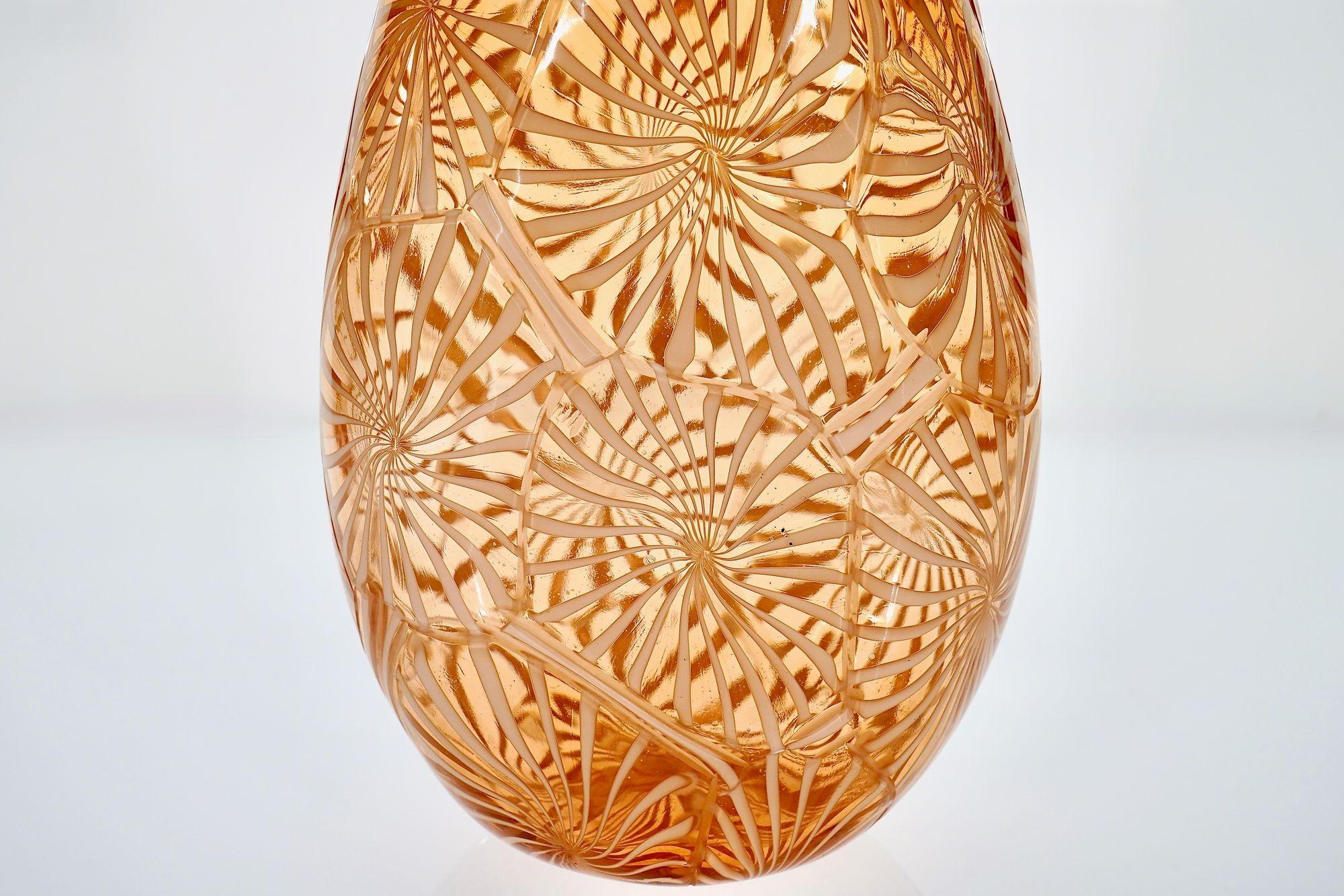 Murano Vase in the Stellato, Filigrana and Battuto Technique, Rose and white. For Sale 1