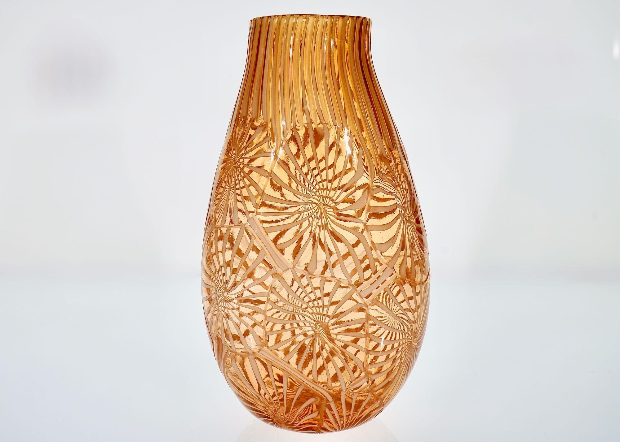 Murano Vase in the Stellato, Filigrana and Battuto Technique, Rose and white. For Sale 2