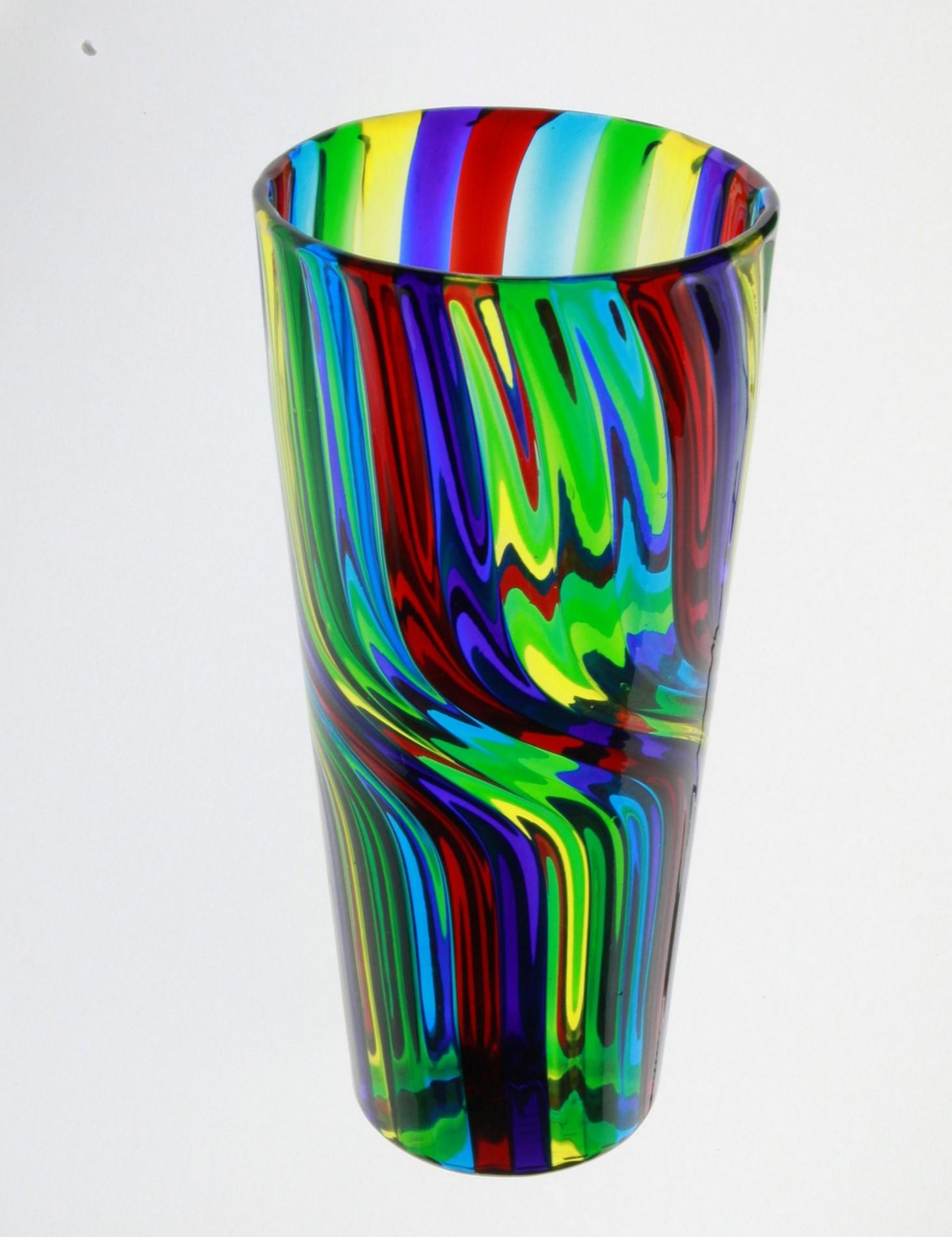 Diese Vase ist ein wahres Kunstwerk. Sie zeichnet sich durch eine kräftige Farbpalette aus und erzeugt ein schönes Spiel mit dem Licht. Bei der Herstellung wird das Glas vor dem Blasen noch einmal erhitzt, um die gewünschte Weichheit zu erreichen,