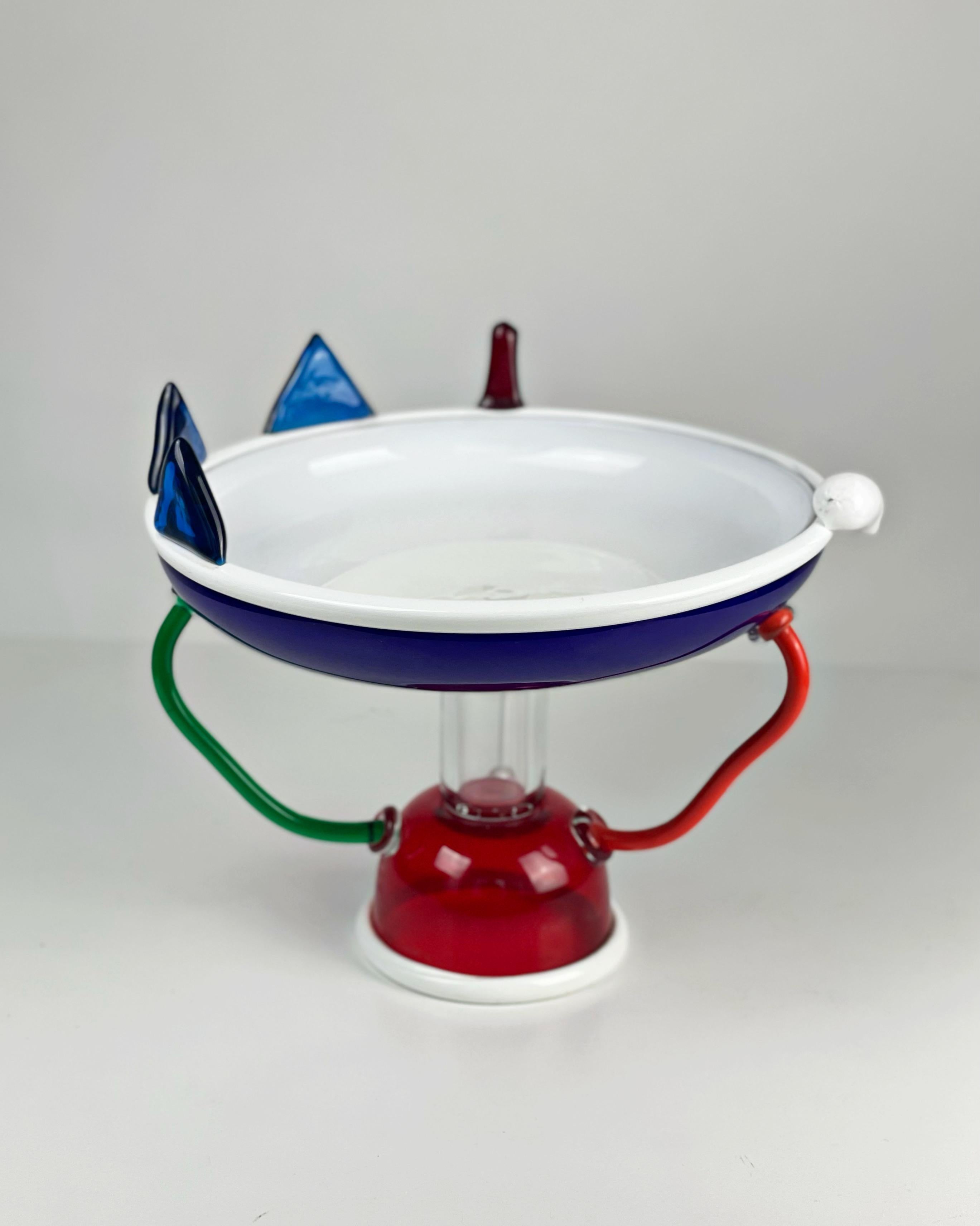 Vase/ Schale Modell „Sol“ entworfen von Ettore Sottsass für Memphis Milano aus Murano Glas, Ausführung Compagnia Vetraria Muranese um circa 1982, signiert.

Proveninez: Privatsammlung Peter Teichgräber

Designer: Ettore Sottsass
Modell: