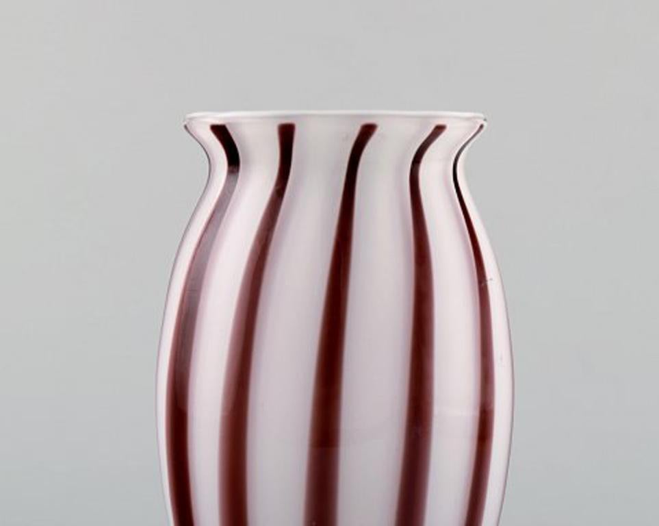 Murano, vase on foot with cherry colored stripes in mouth blown art glass, 1960s.
In perfect condition.
Measures: 18.5 x 8 cm.