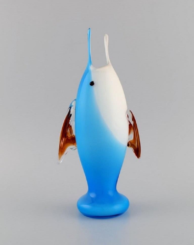 Murano Vase / Skulptur aus mundgeblasenem Kunstglas. 
Fisch. Italienisches Design/One, 1960er Jahre.
Maße: 27,5 x 13 cm
In ausgezeichnetem Zustand.