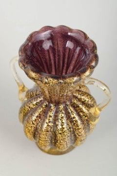 Murano-Vase mit geripptem Korpus, zwei transparenten Henkeln und Einschlüssen aus Goldstaub.
