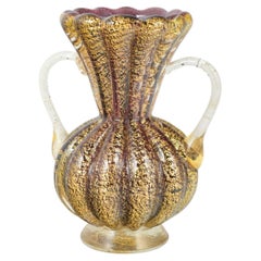 Murano-Vase mit geripptem Korpus, zwei transparenten Henkeln und Einschlüssen aus Goldstaub.