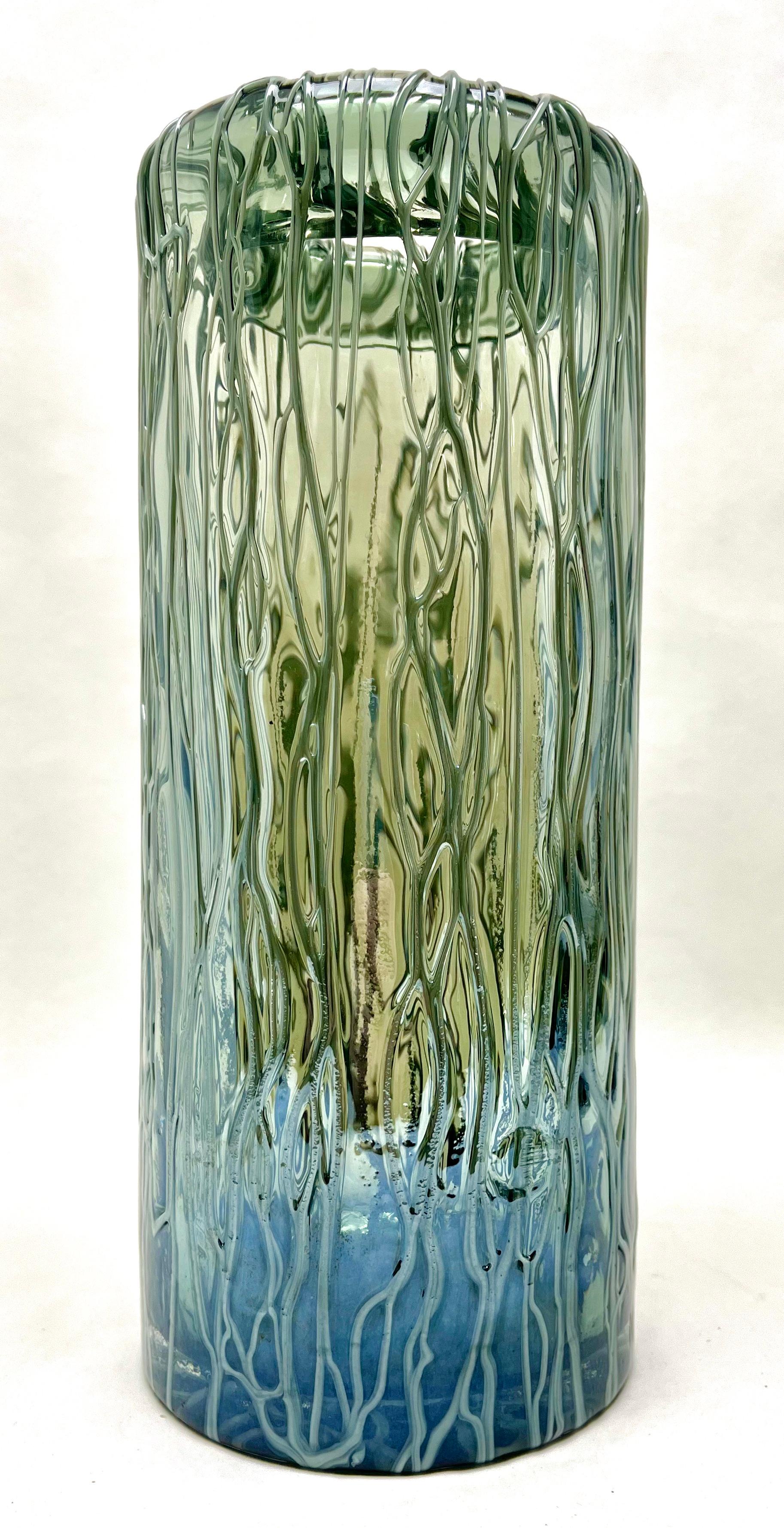 Murano-Vasse, handgefertigt mit geschmolzenen Fäden.

Die Fotografie kann die schlichte Eleganz der Vase nicht einfangen

Größe Vase: 28 cm x 11,5 cm
Gewicht 1.8 kg.


