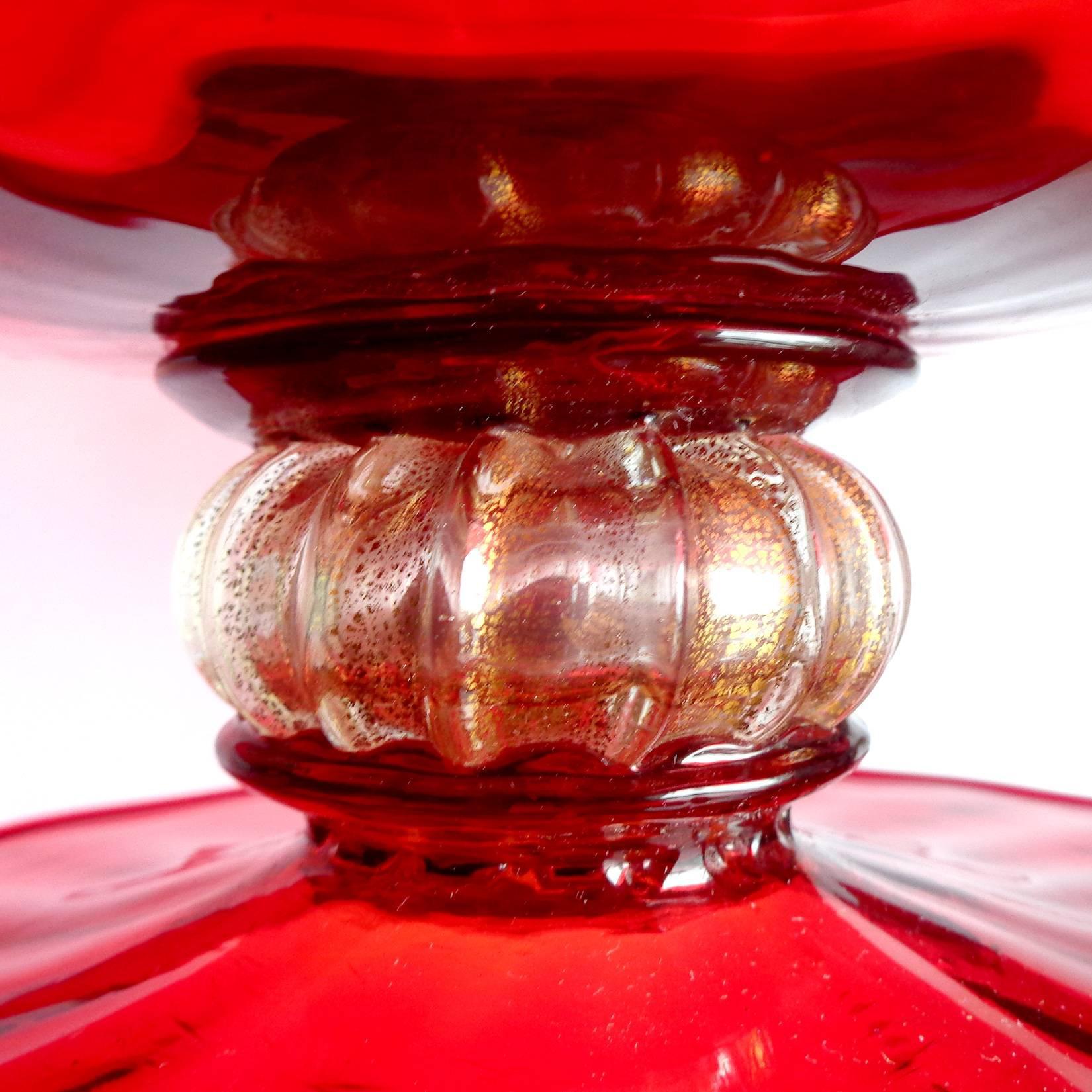 Art déco Murano Venetian Antique Ruby Red Gold Leaf Italian Art Glass Footed Center Bowl en vente