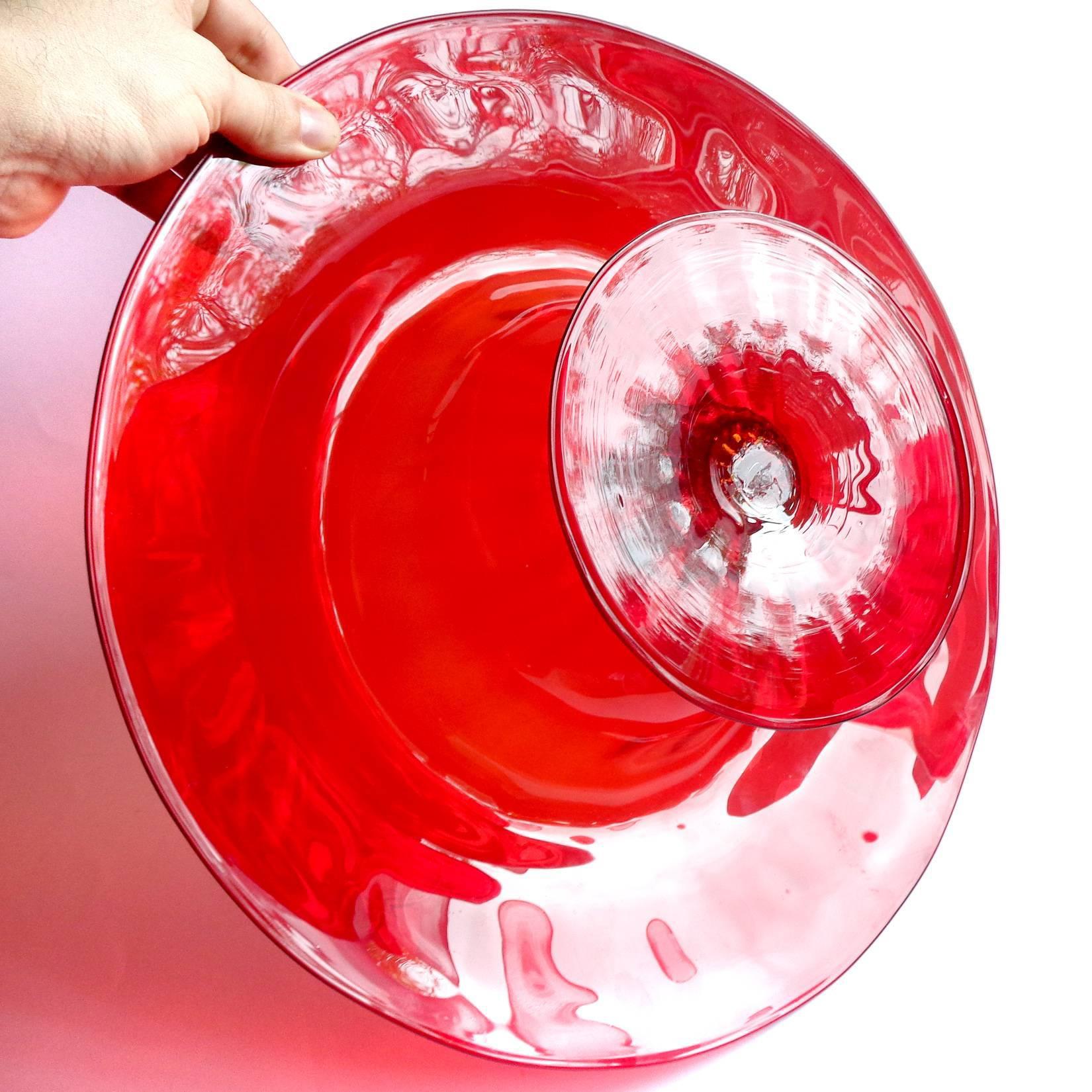 Fait main Murano Venetian Antique Ruby Red Gold Leaf Italian Art Glass Footed Center Bowl en vente