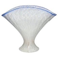 Murano Vaso di fiori a forma di ventaglio in vetro artistico italiano, antico e bianco, con nastri.