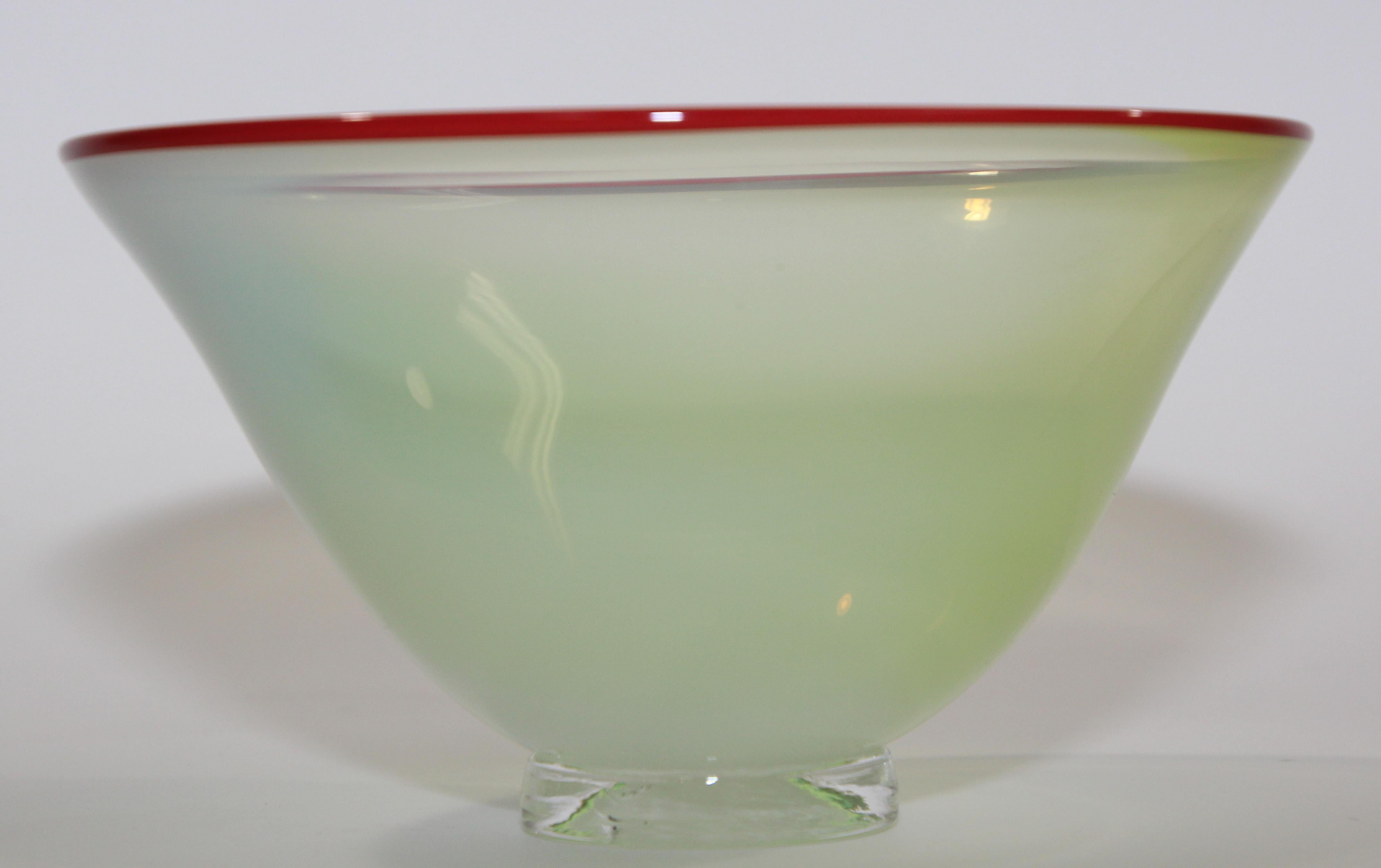 Italiano Ciotola con piede di giada in vetro artistico veneziano di Murano in vendita