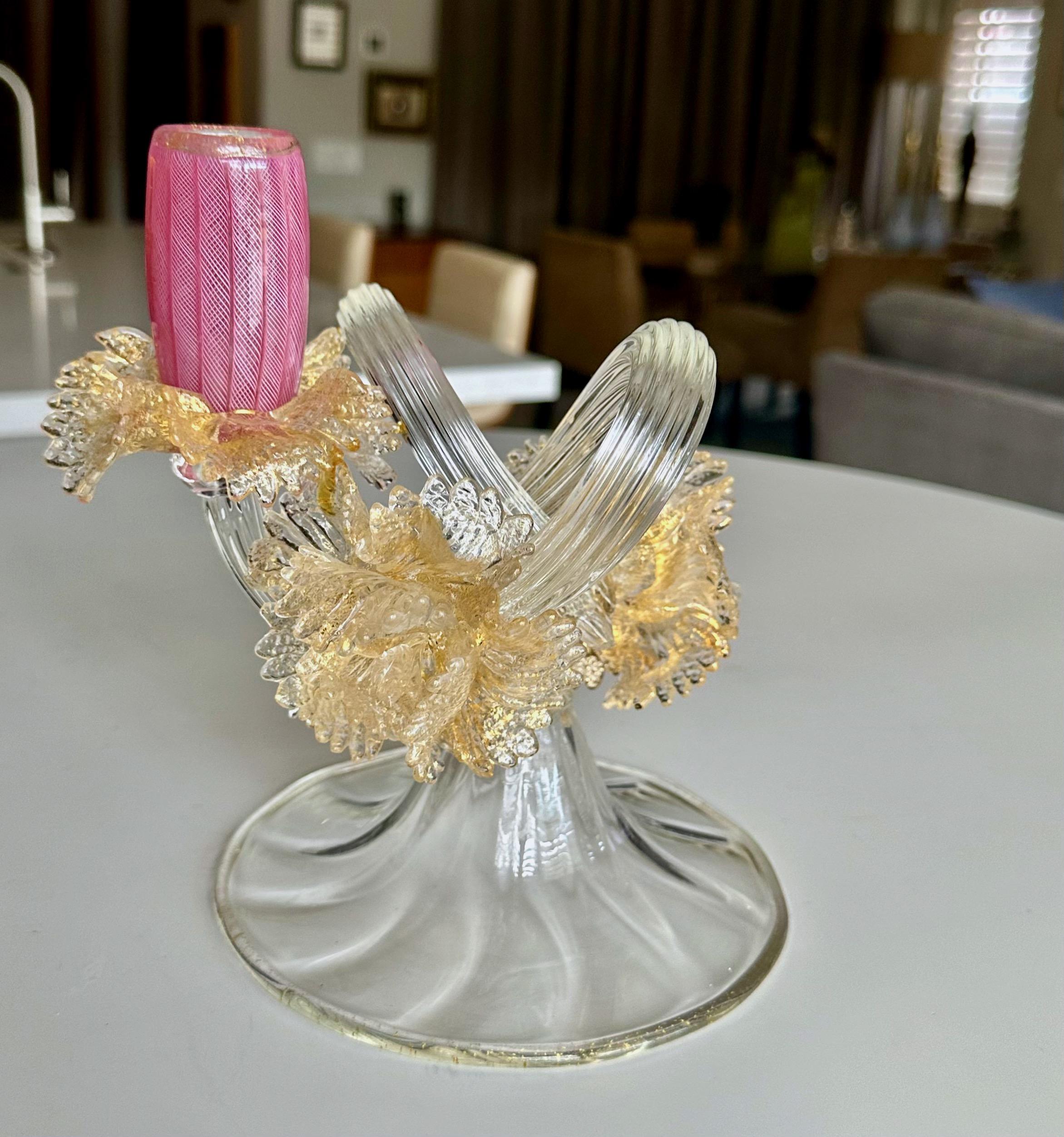 Einzigartige einzelne Murano italienischen venezianischen mundgeblasenen organische Form Kunstglas Leuchter oder Kerzenhalter. Das Glas ist klar mit goldenen Einschlüssen, verziert mit Blumenbüschen, die mit gedrehten, geriffelten, brezelförmigen