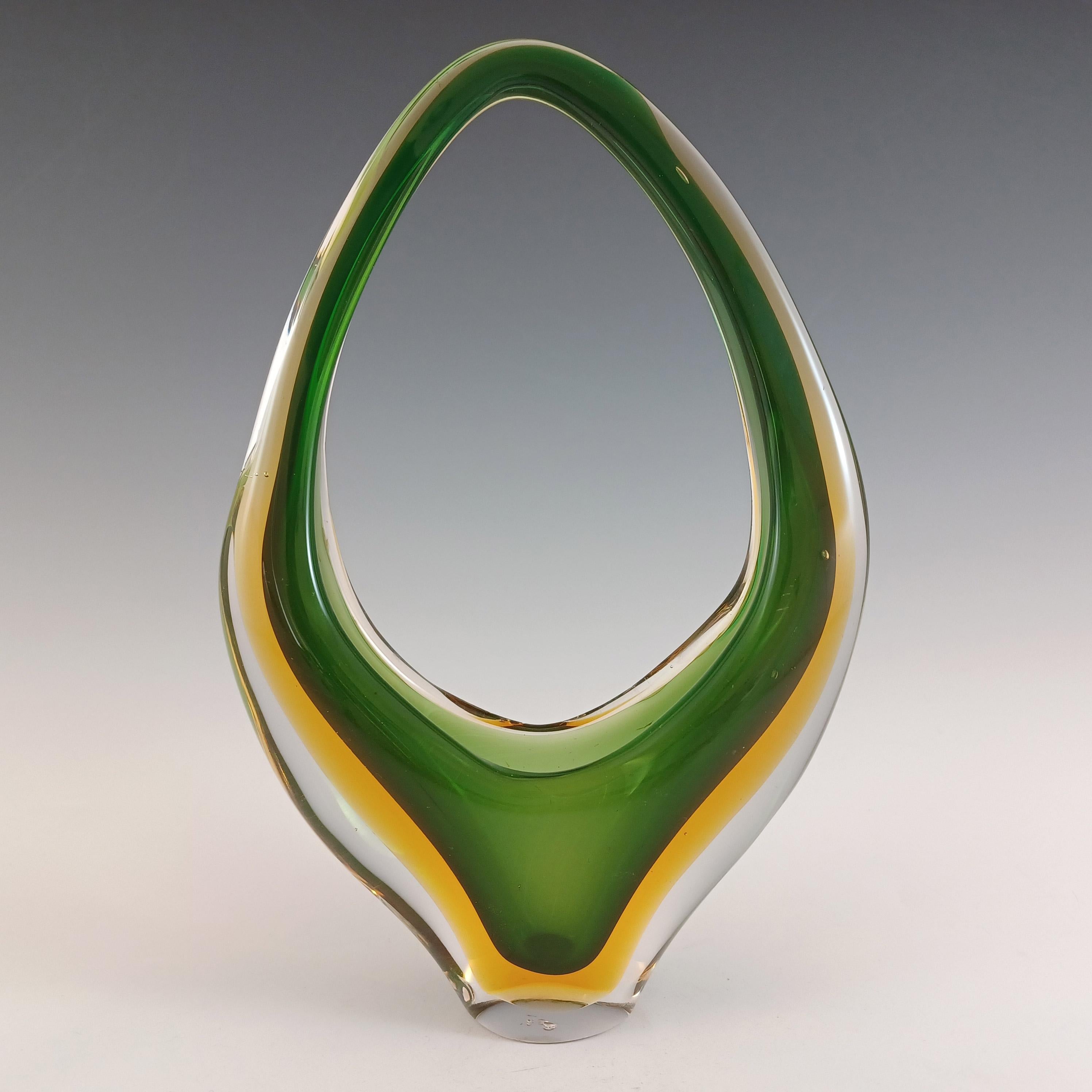 Korbförmige Vase oder Schale aus venezianischem Glas, hergestellt auf der Insel Murano, in der Nähe von Venedig, Italien. Eine atemberaubende Kombination aus grünem Glas und Braunglas, das in der berühmten venezianischen Sommerso-Technik mit klarem