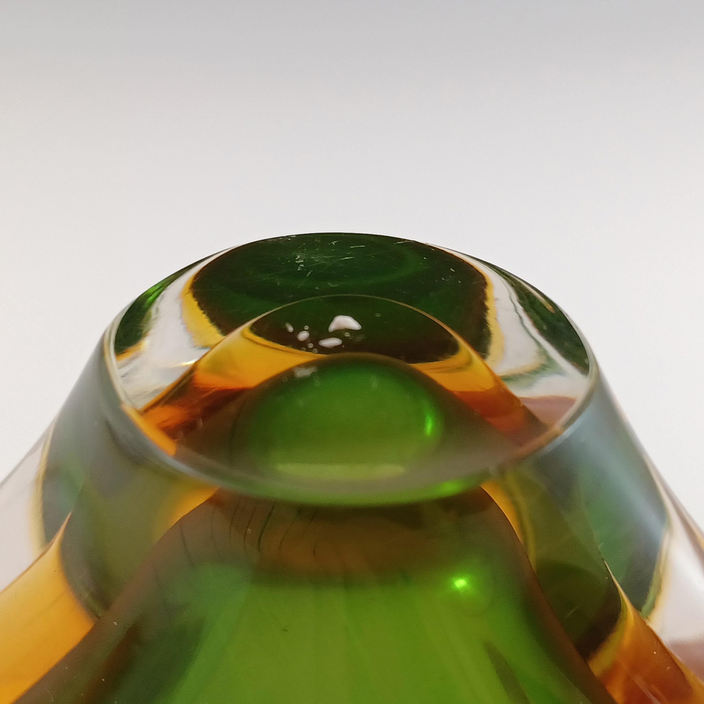 Murano / Venetian Grün & Bernstein Sommerso-Glas-Korbvase in Grün (20. Jahrhundert) im Angebot