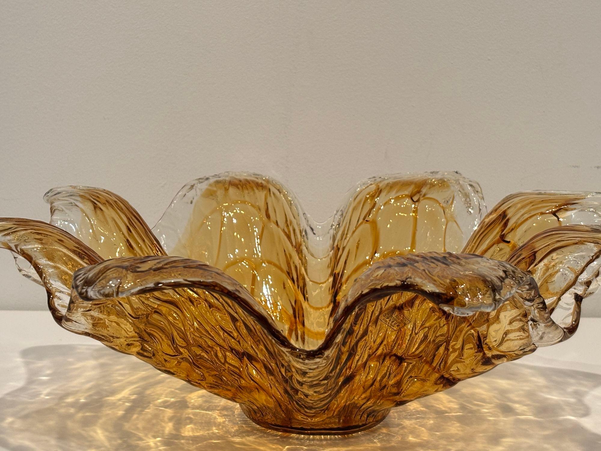 Mid-Century moderno Ciotola in vetro artistico soffiato a mano di Murano con cristallo ambrato in vendita