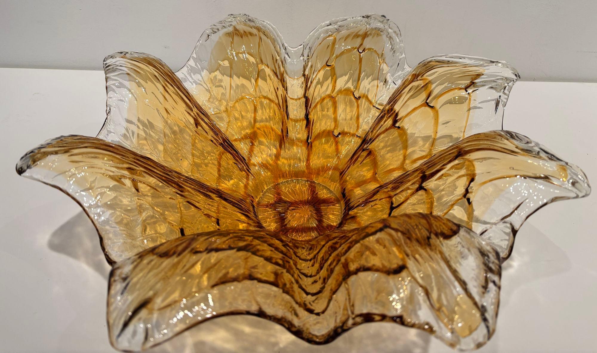 Italiano Ciotola in vetro artistico soffiato a mano di Murano con cristallo ambrato in vendita