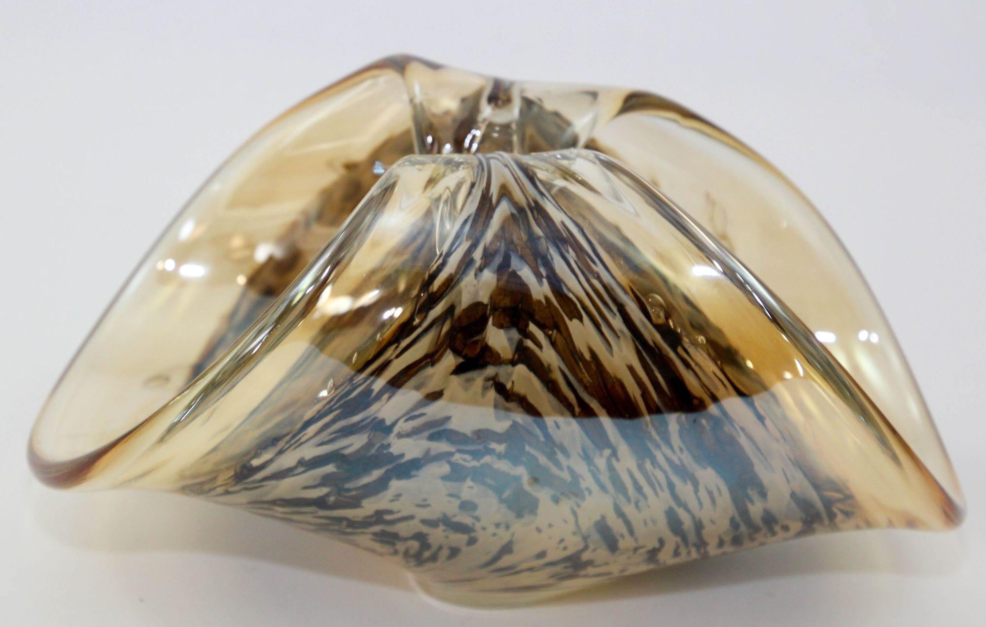 Gorgeous large brown and gold Murano Venetian hand blown art glass decorative bowl.
This stunning bowl is a true objet d'art and can be used to display candies or as a striking sculptural decoration.
Sculptural art glass organic form with beautiful