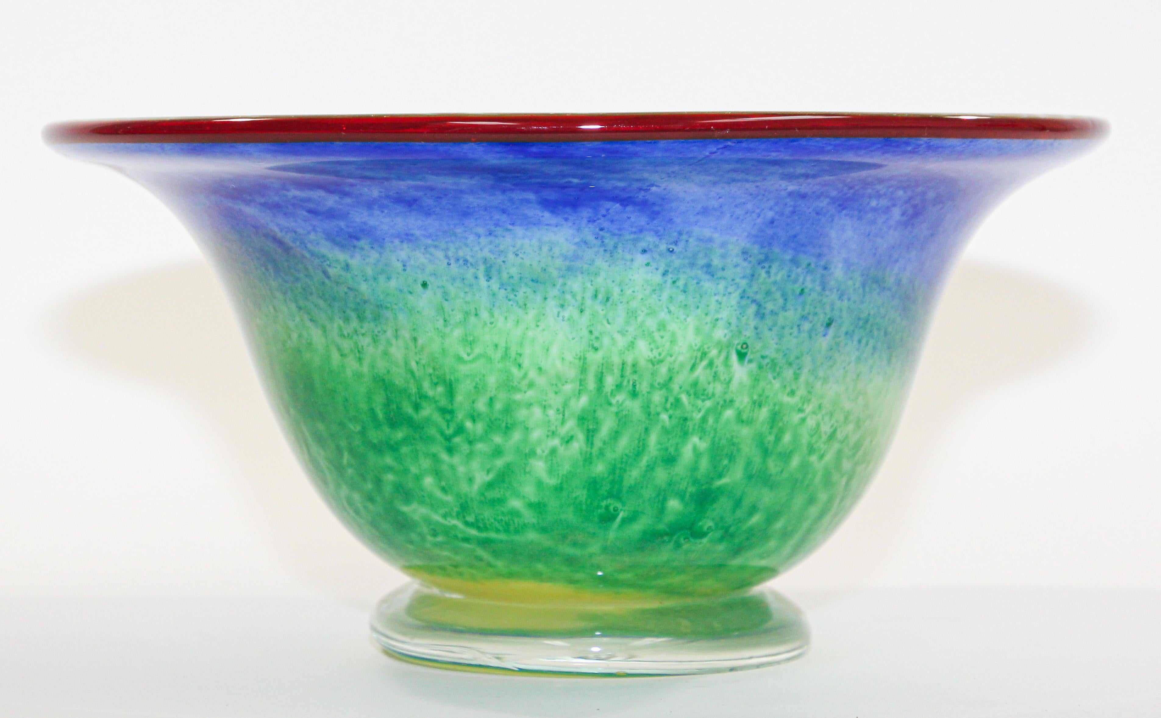 Grande coupe en verre d'art soufflé à la main de Murano, Italie, milieu du 20e siècle
Fabuleux vase aux couleurs vives avec le vert et le bleu à l'extérieur et l'orange, le brun, le blanc et l'or avec l'aventurine à l'intérieur.
Belle pièce