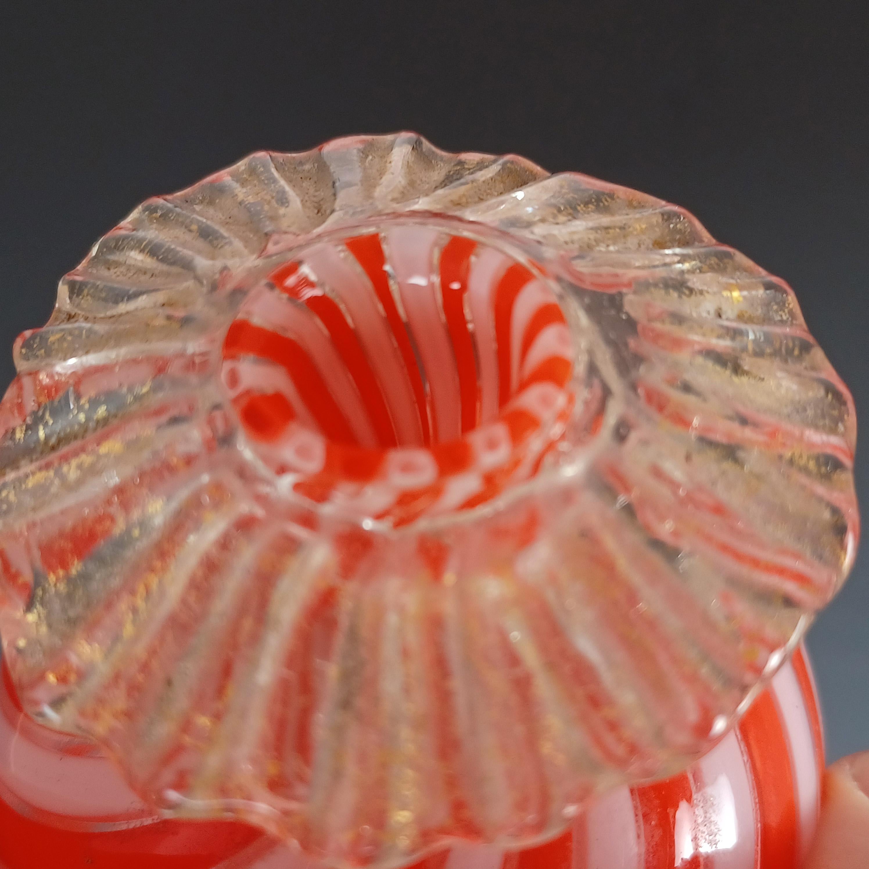Venezianische filigrane Murano-Vase aus orange-weißem und weißem Filigranglas mit Blattgold (Mitte des 20. Jahrhunderts) im Angebot