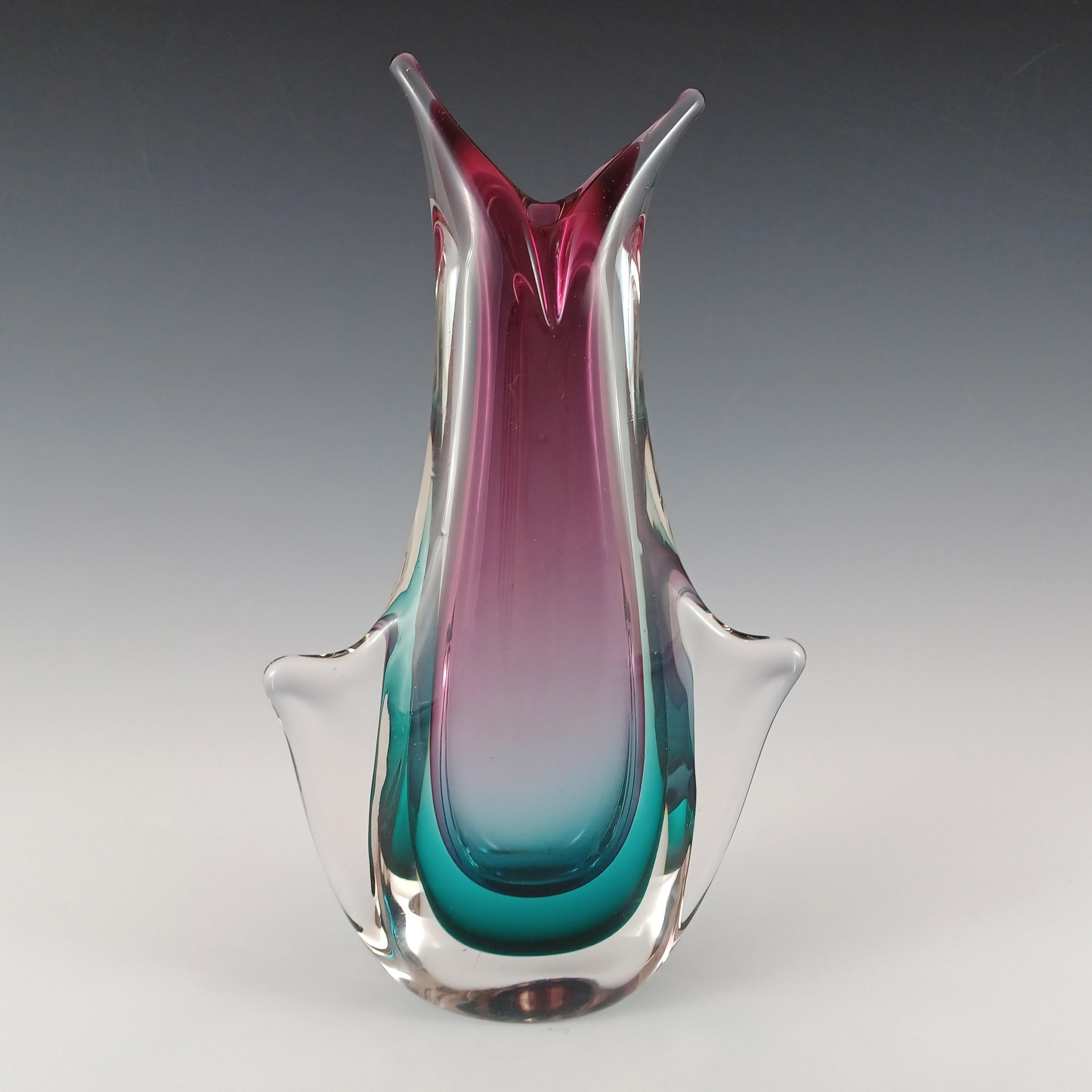He aquí un maravilloso jarrón veneciano de vidrio orgánico, fabricado en la isla de Murano, cerca de Venecia, Italia. En una asombrosa combinación de cristal rosa revestido de cristal azul turquesa, que a su vez está revestido de cristal