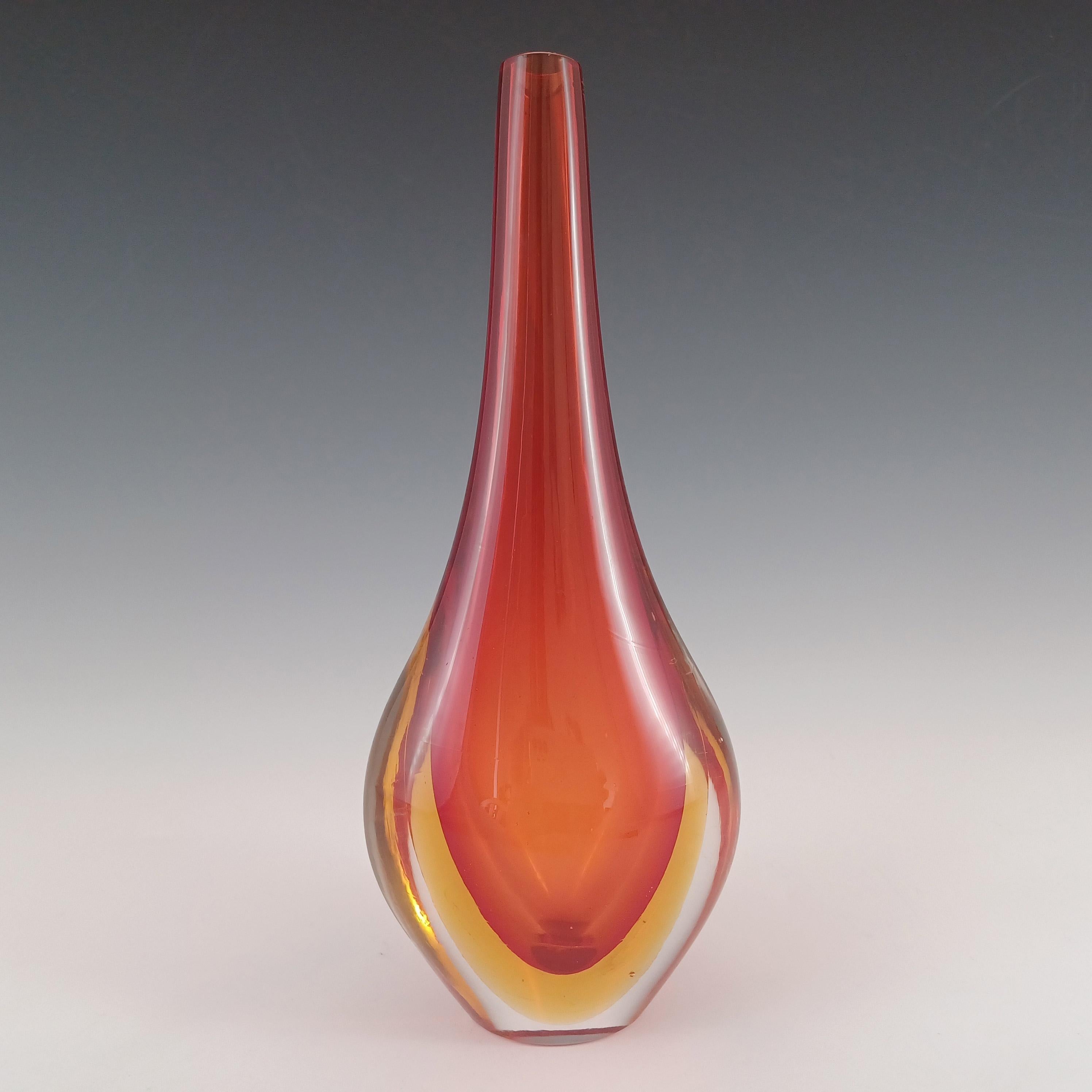 Eine Stielvase aus venezianischem Glas, hergestellt auf der Insel Murano in der Nähe von Venedig, Italien. Eine atemberaubende Kombination aus orangefarbenem, rotem Glas, das mit Braunglas ummantelt ist, das wiederum mit klarem Glas ummantelt ist,