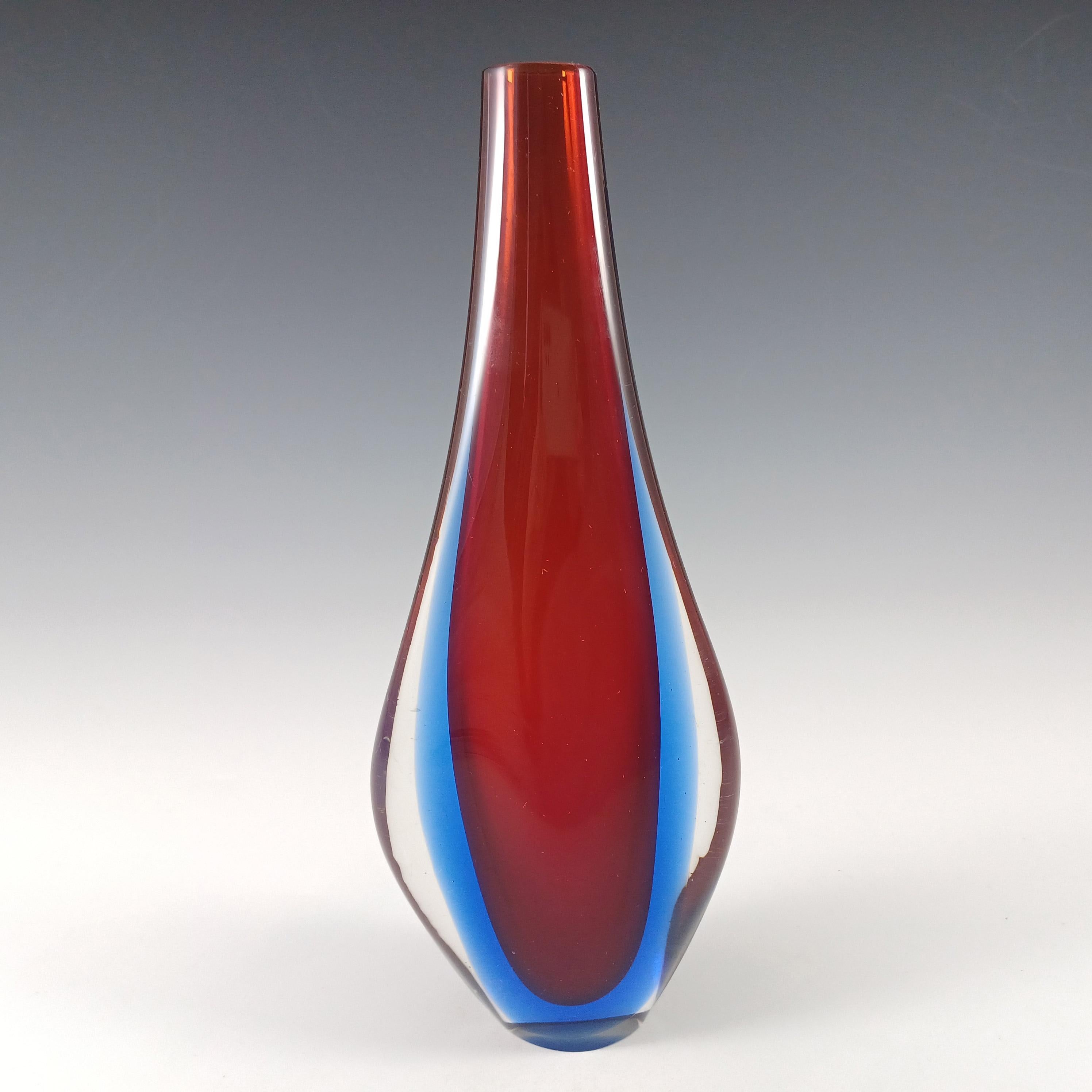 Eine Stielvase aus venezianischem Glas, hergestellt auf der Insel Murano in der Nähe von Venedig, Italien. Eine atemberaubende Kombination aus rotem Glas und blauem Glas, das in der berühmten venezianischen Sommerso-Technik mit klarem Glas ummantelt