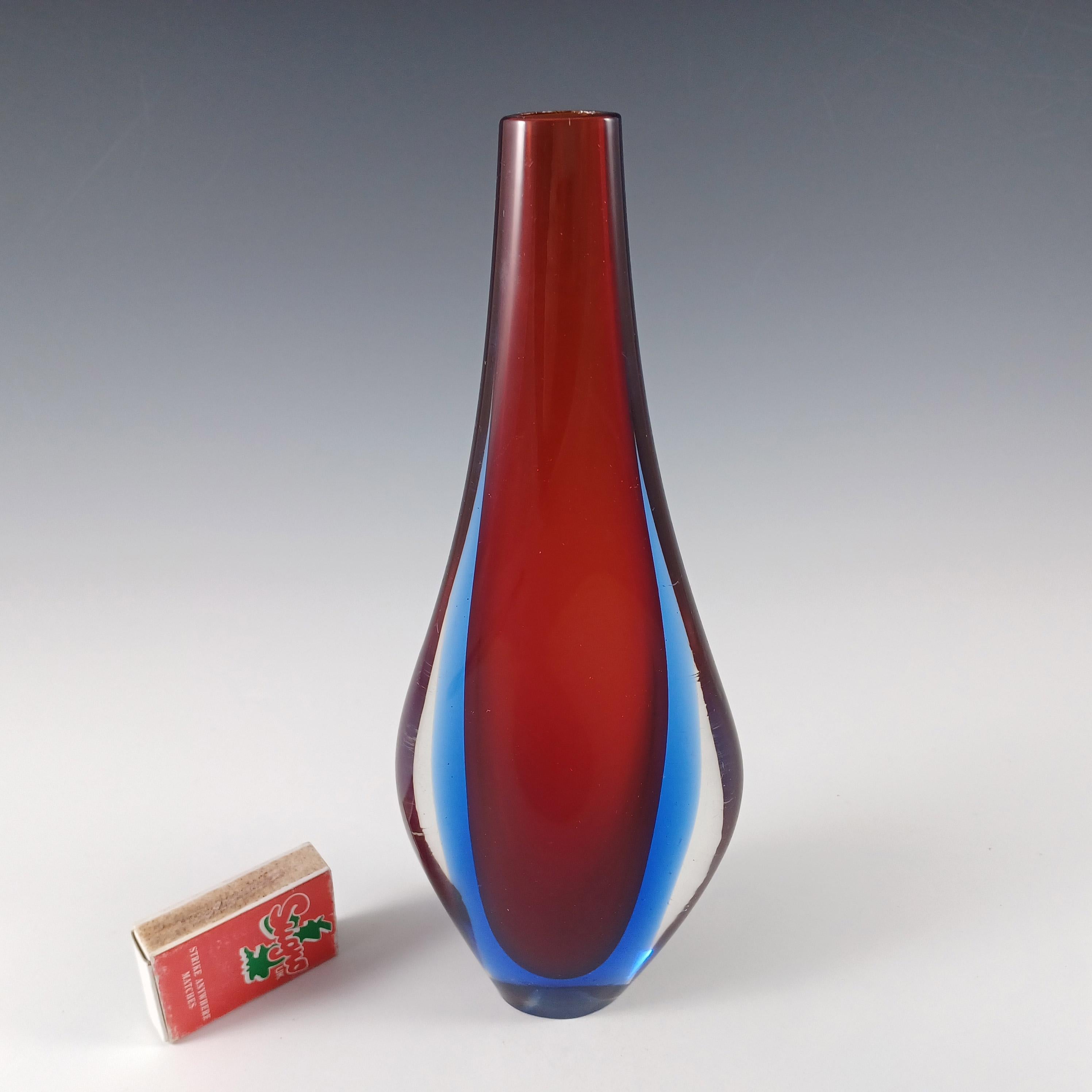 Murano / Venedig Rot & Blau Sommerso Glas Stem Vase (20. Jahrhundert) im Angebot