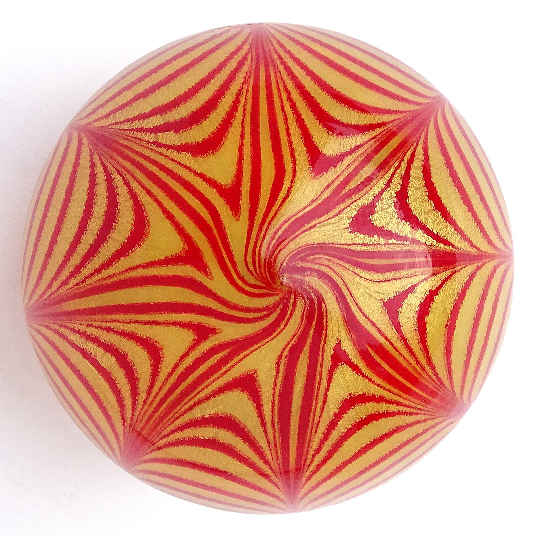 Magnifique presse-papier décoratif en verre d'art italien rouge et moucheté d'or, soufflé à la main à Murano, d'époque, avec étiquette. Le presse-papier est très brillant, avec un contraste élevé et un motif unique. Vu de dessus, il présente un