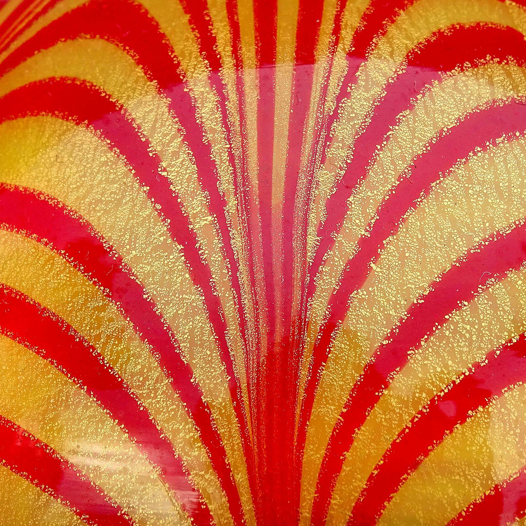 Fait main Presse-papier en verre d'art italien Murano Venetian Red Gold Flecks Pulled Feather en vente