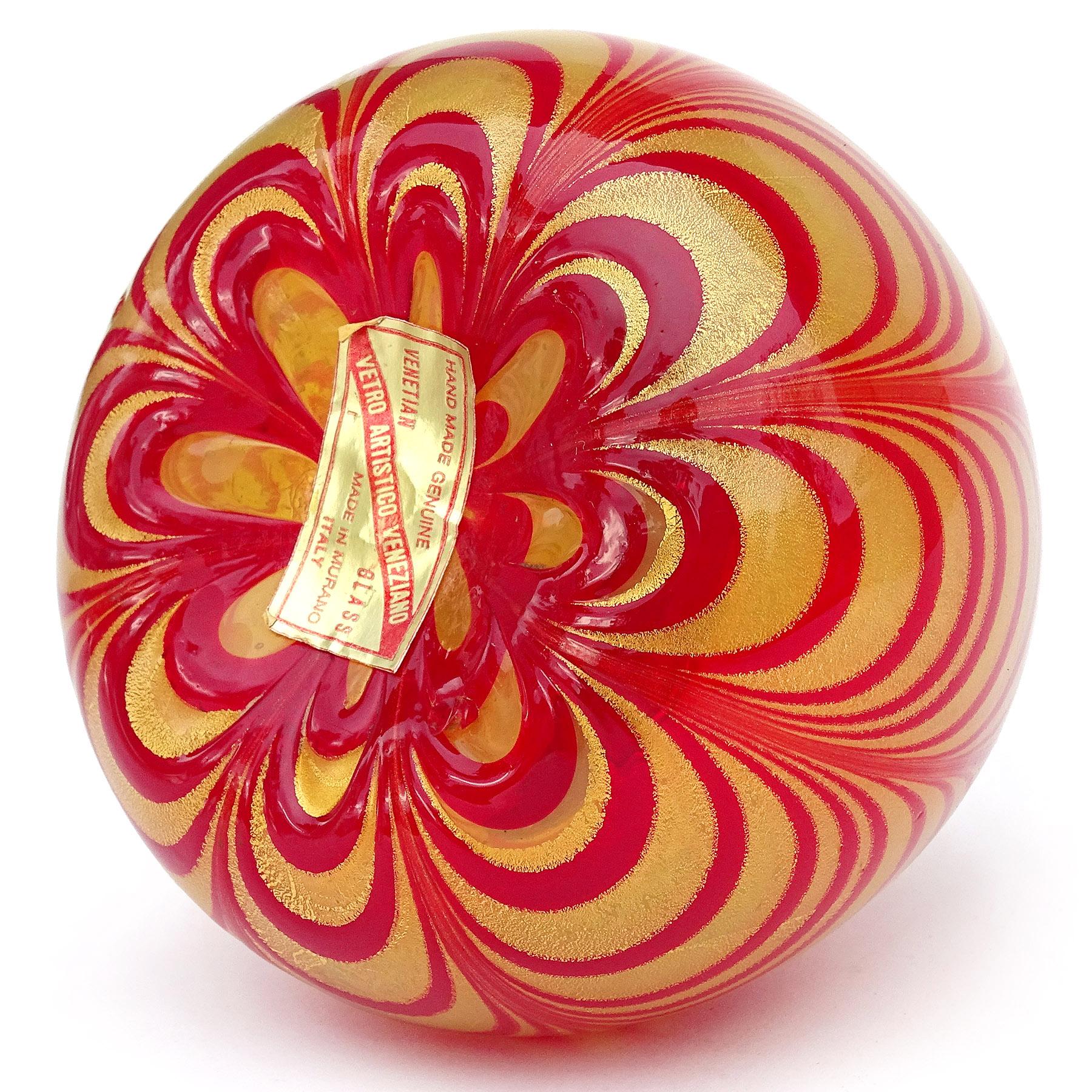 Presse-papier en verre d'art italien Murano Venetian Red Gold Flecks Pulled Feather Bon état - En vente à Kissimmee, FL