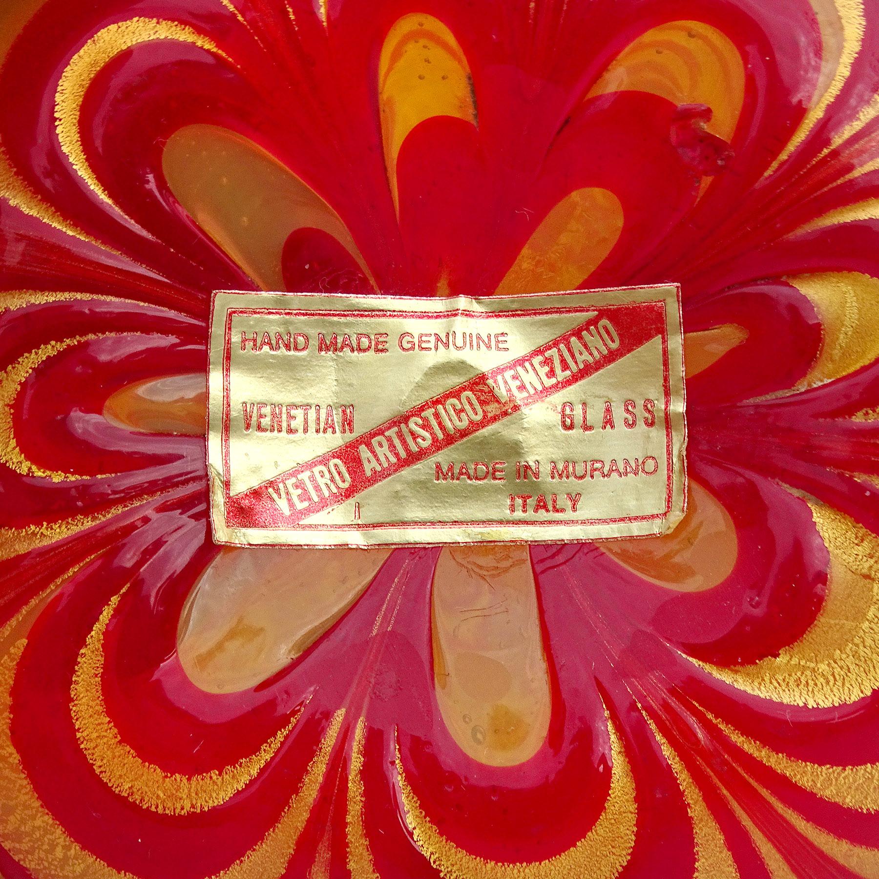 20ième siècle Presse-papier en verre d'art italien Murano Venetian Red Gold Flecks Pulled Feather en vente