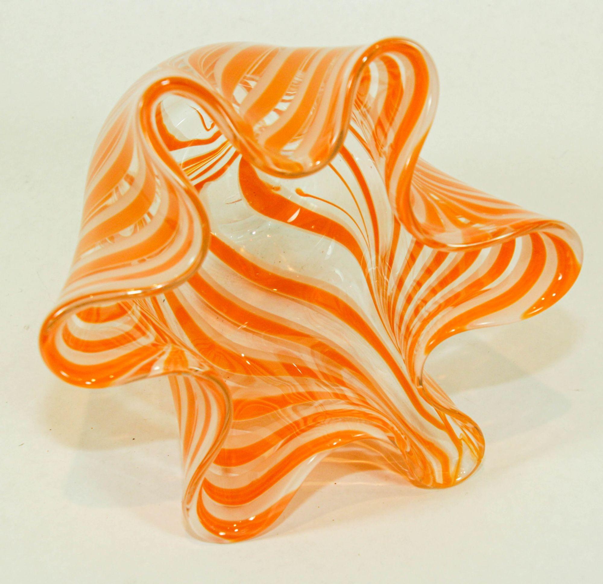 Vaso di Murano arancione a volute libere fazzoletto di terra anni '70 in vendita 2